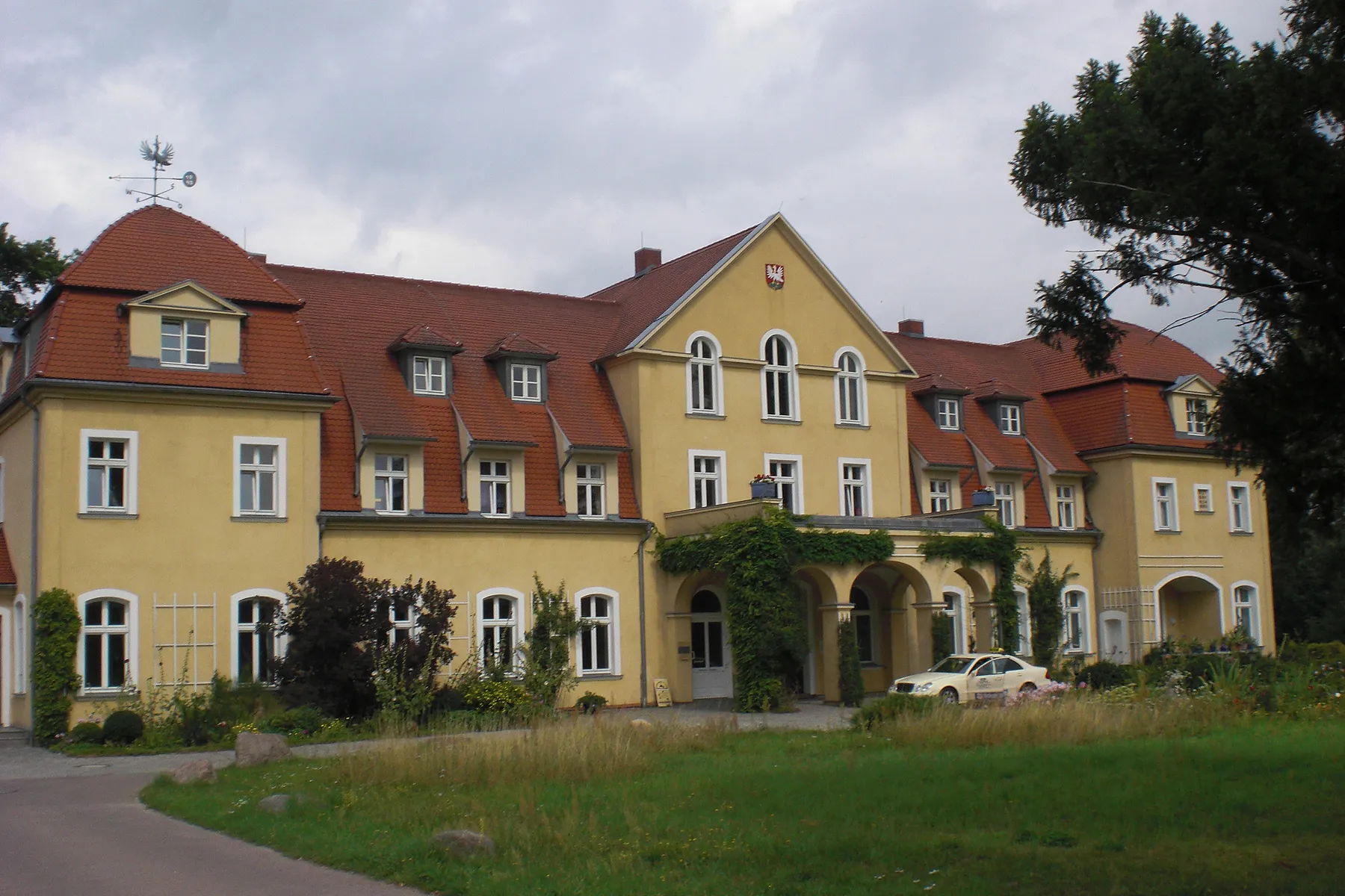 Photo showing: Gut Groß Pankow, seit dem 17. Jh. im Besitz der Familie Gans Edle Herren zu Putlitz. Gutshaus von 1827; nach einem Brand 1924 in der heutigen Gestalt neu errichtet. Die Familie erwarb das Gutshaus 1991 und sanierte es in der Form von 1924.