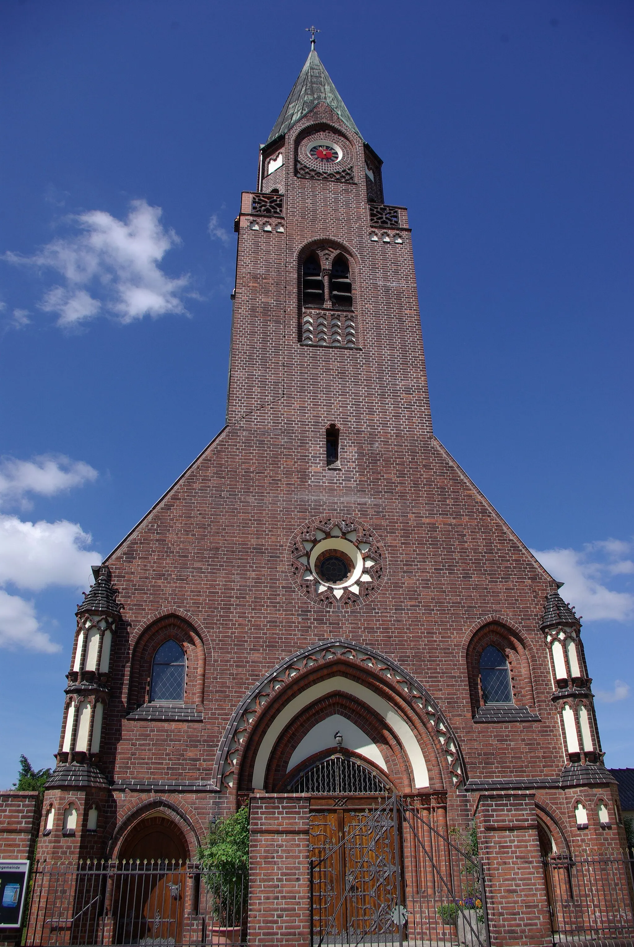 Photo showing: Ketzin in Brandenburg. Die katholische Kirche der Rosenkranzkönigin steht in der Rudolf-Breitscheid-Straße 24 und steht unter Denkmalschutz.