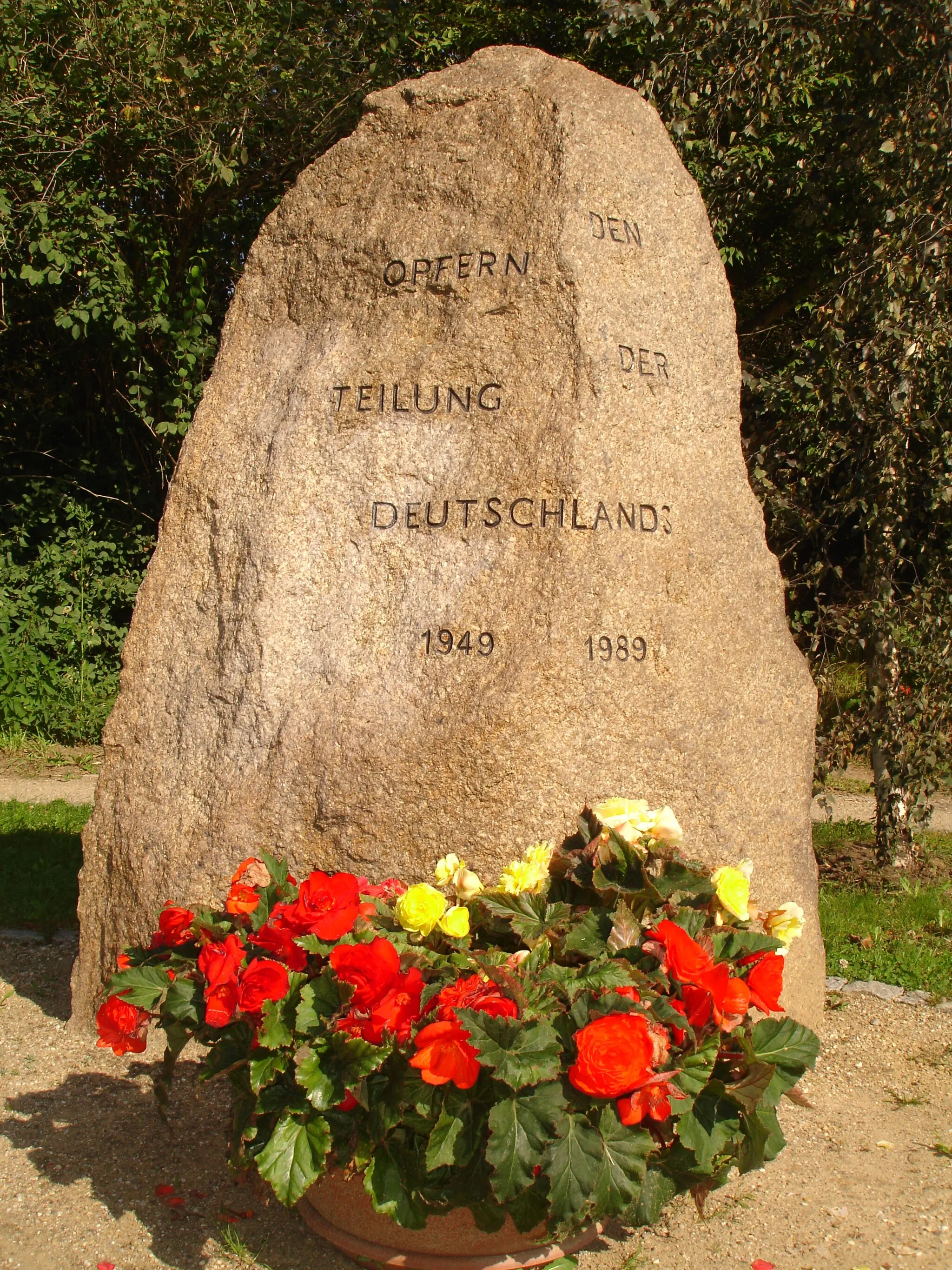 Photo showing: Kleinmachow Gedenkstein für Opfer der deutschen Teilung am Adam-Kuckhoff-Platz; Kleinmachnow memorial stone for victims of the german division