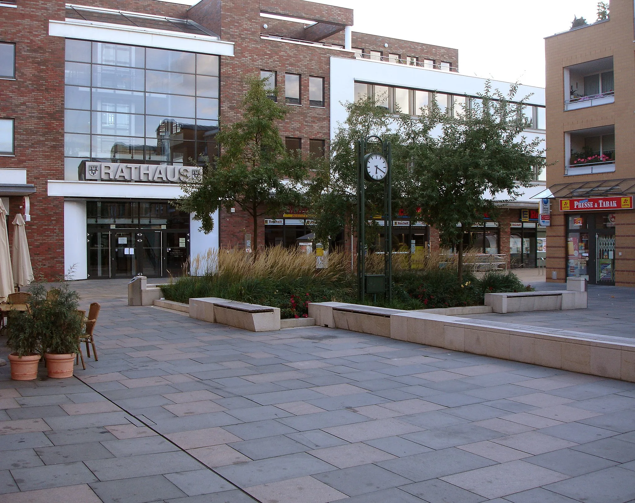 Photo showing: Kleinmachnow Rathausmarkt / town hall market 2007