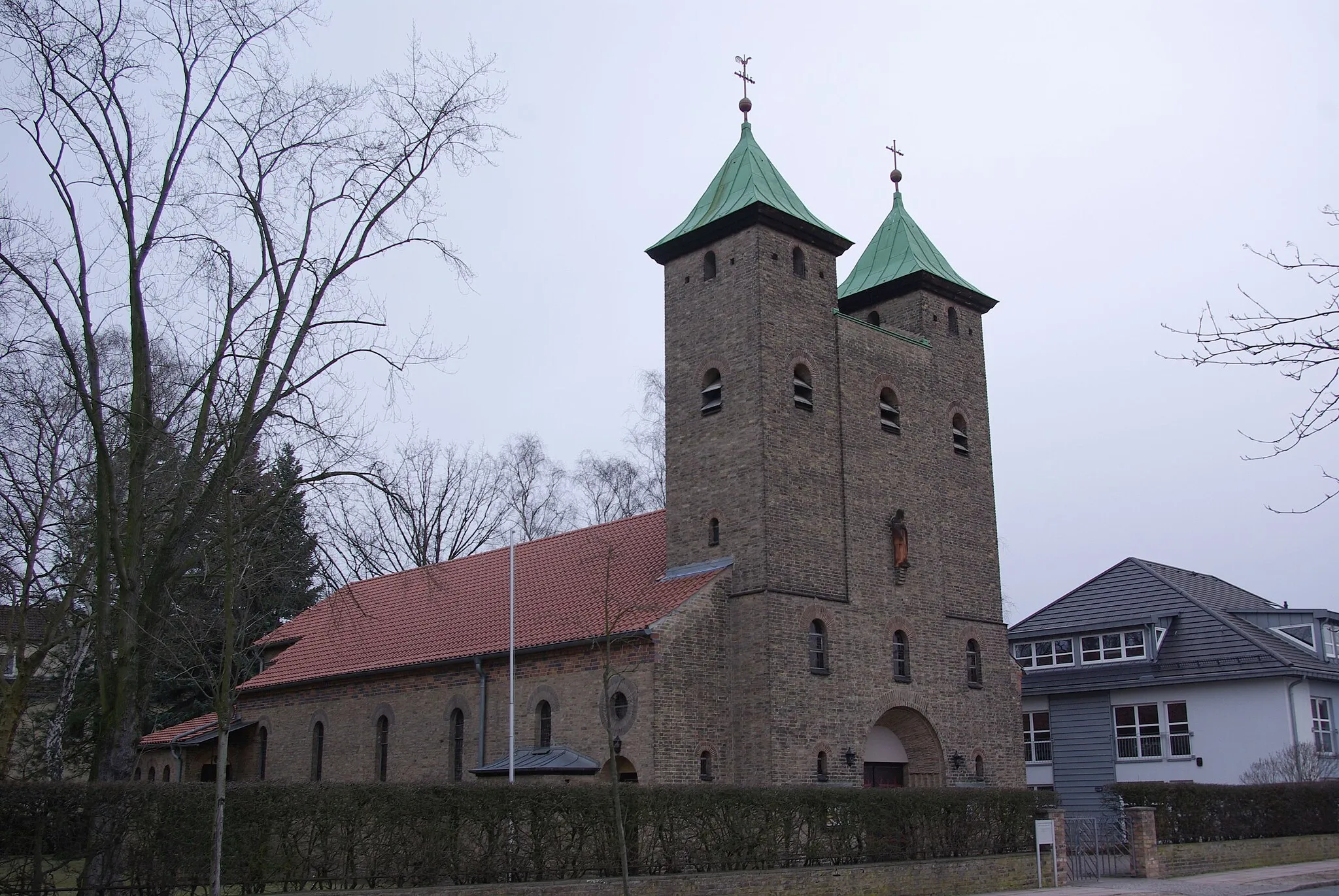 Photo showing: Königs Wusterhausen in Brandenburg. Die katholische Kirche in der Friedrich-Engels-Straße 6. Die Grundsteinlegung war am 28.02.1937. Die Kirche ist denkmalgeschützt (geotags in den exif-daten).