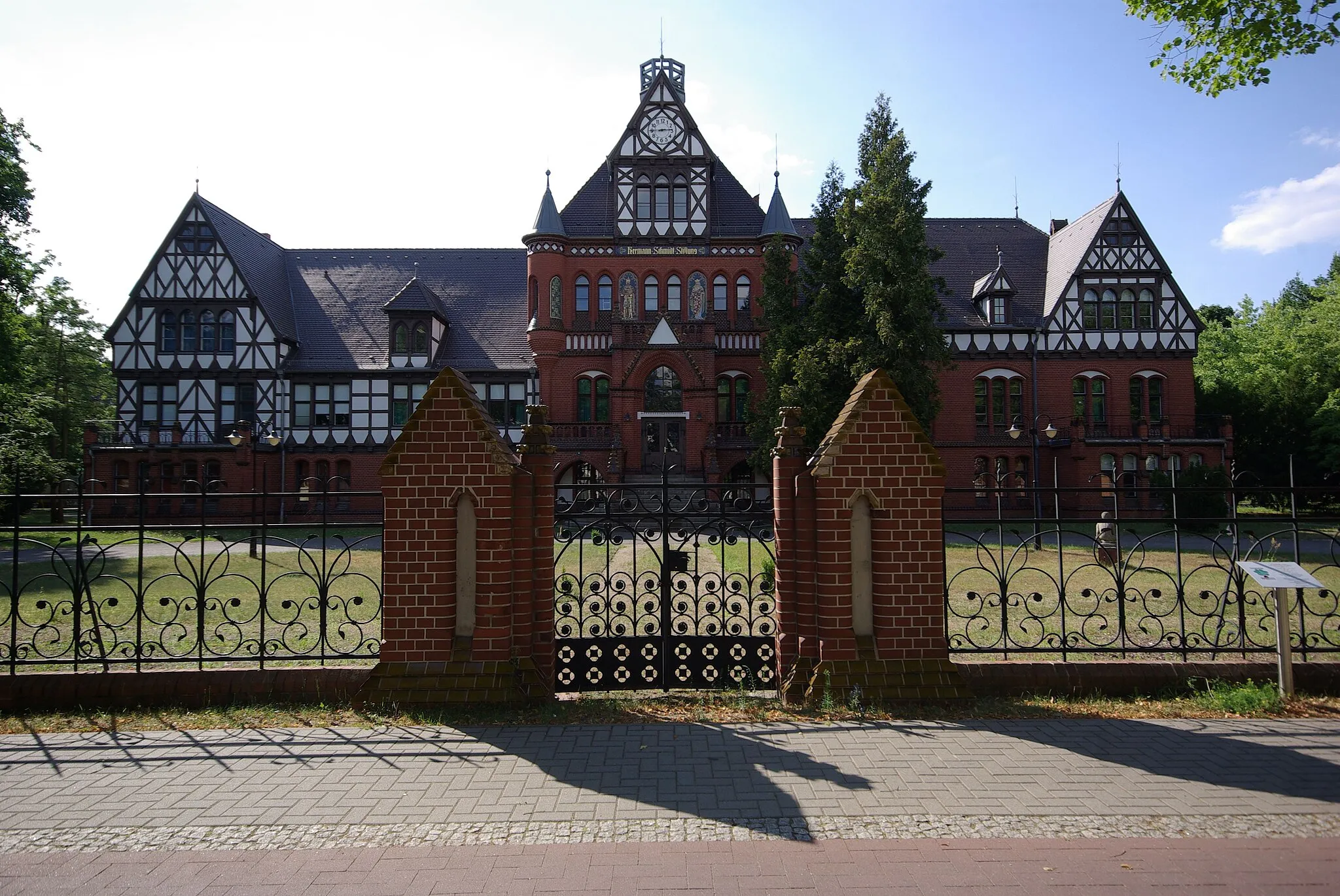 Photo showing: Königs Wusterhausen in Brandenburg. Die "Blindenschule" befindet sich in der Luckenwalder Straße 64. Entstanden iit das Gebäude von 1899 bis 1901 als Heim für arme Blinde. Das Gebäude steht unter Denkmalschutz.