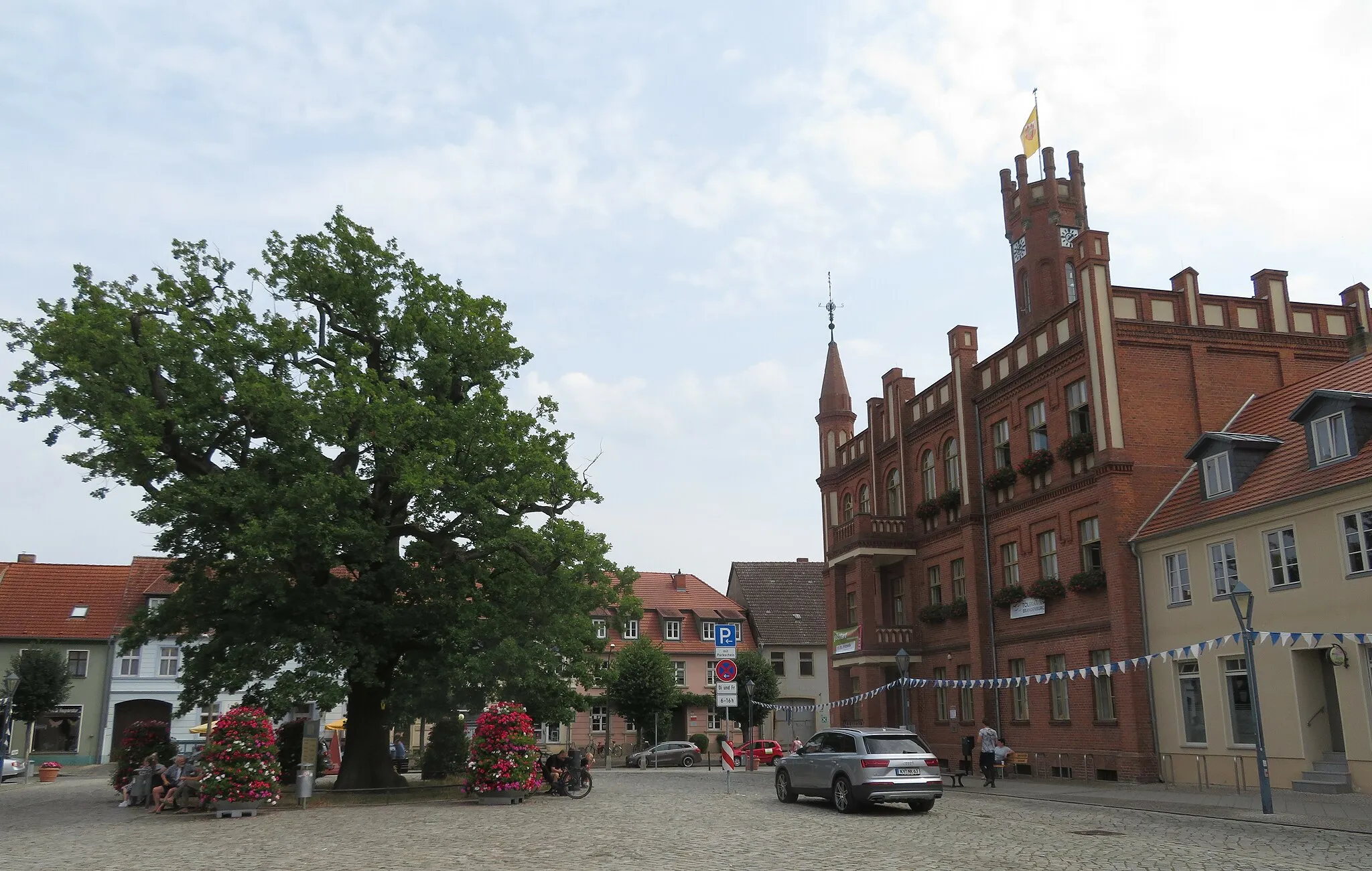 Photo showing: Town Hall, Oak of Peace, Market Place, Kyritz, Brandenburg, Germany
