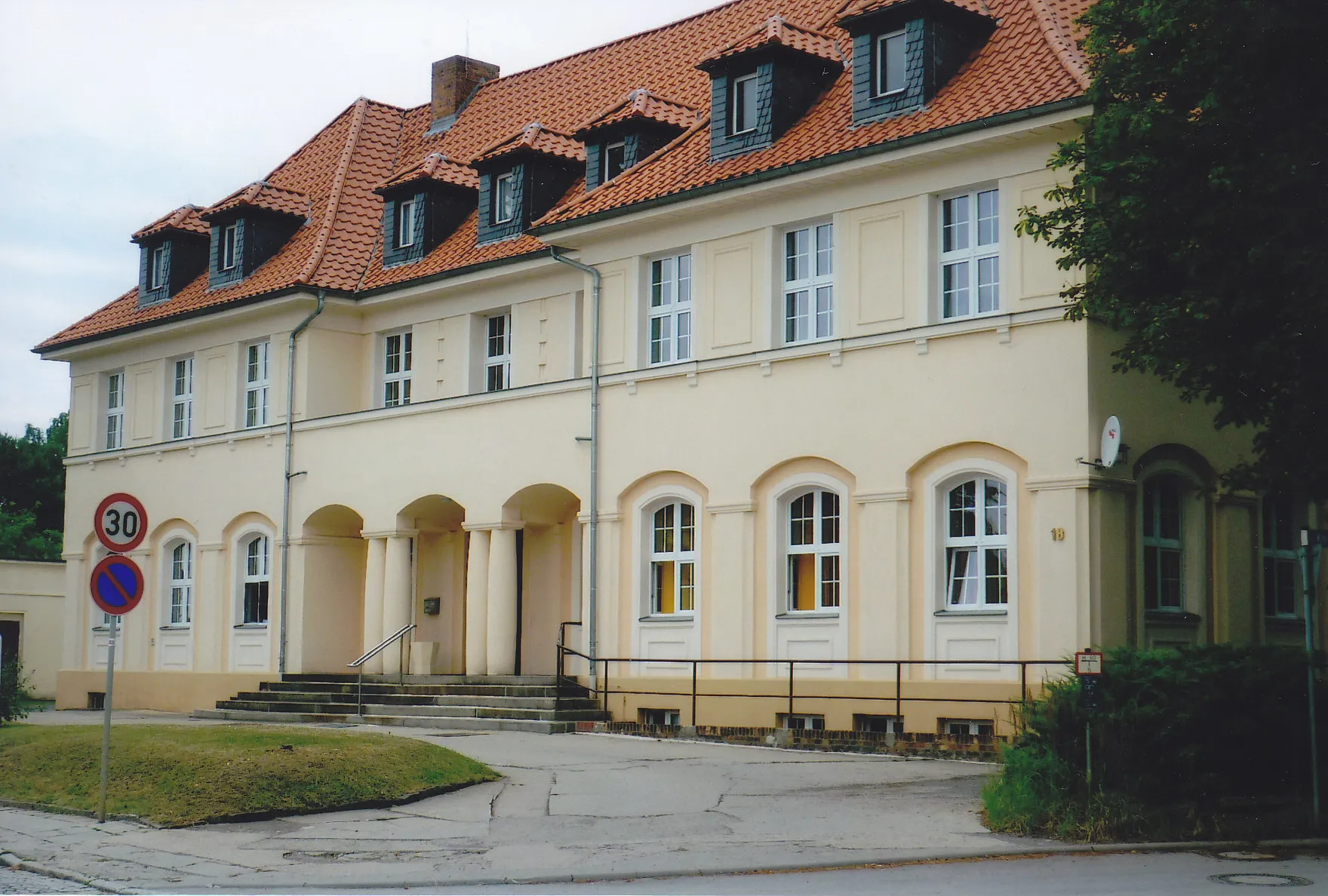 Photo showing: Ehemalige Private Oberschule in Lauchhammer, Schüler 1941-1945. Heutige Nutzung als Ärztehaus