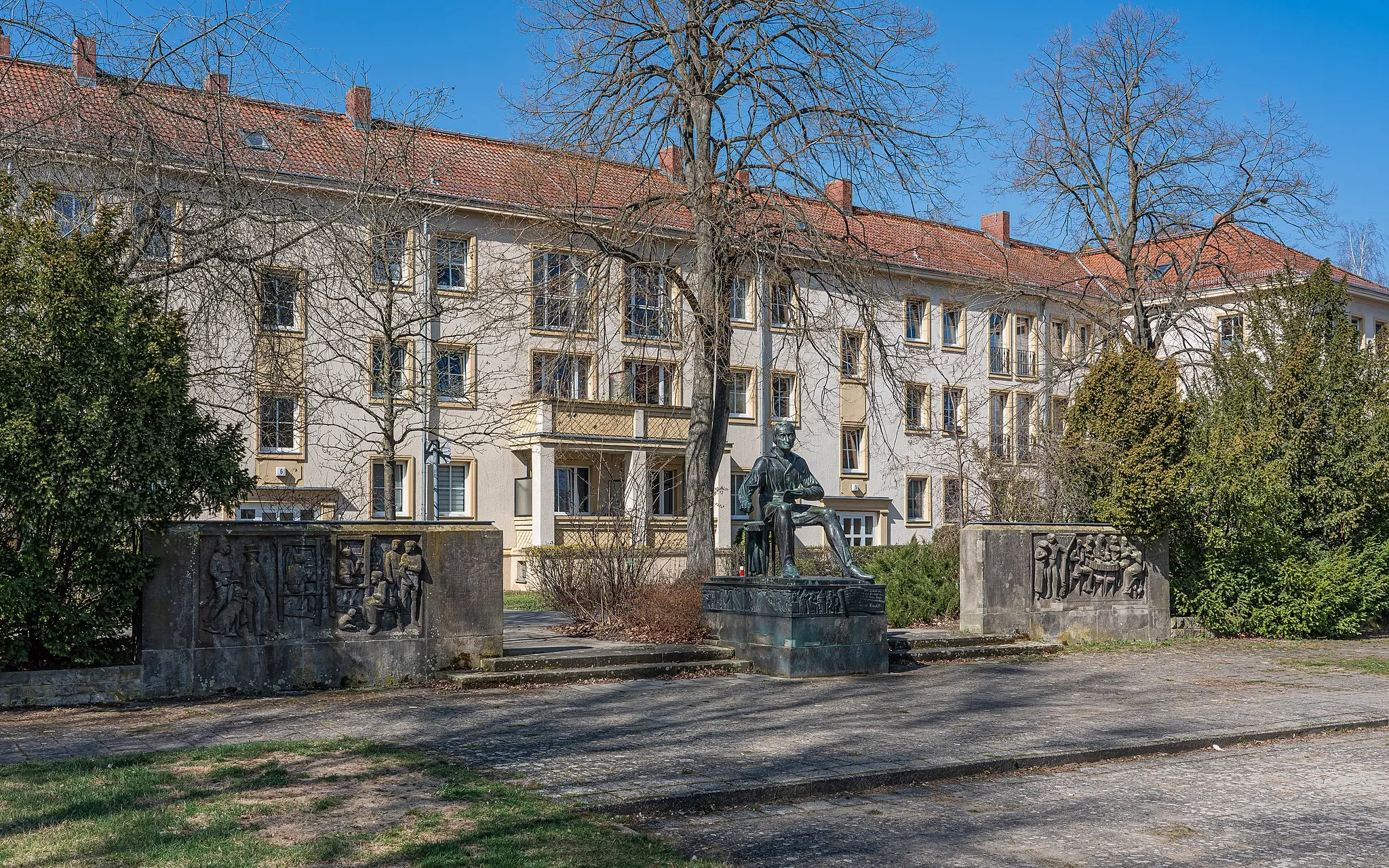 Photo showing: Heinrich Heine Square with monument to Heine in Ludwigsfelde, Brandenburg, Germany