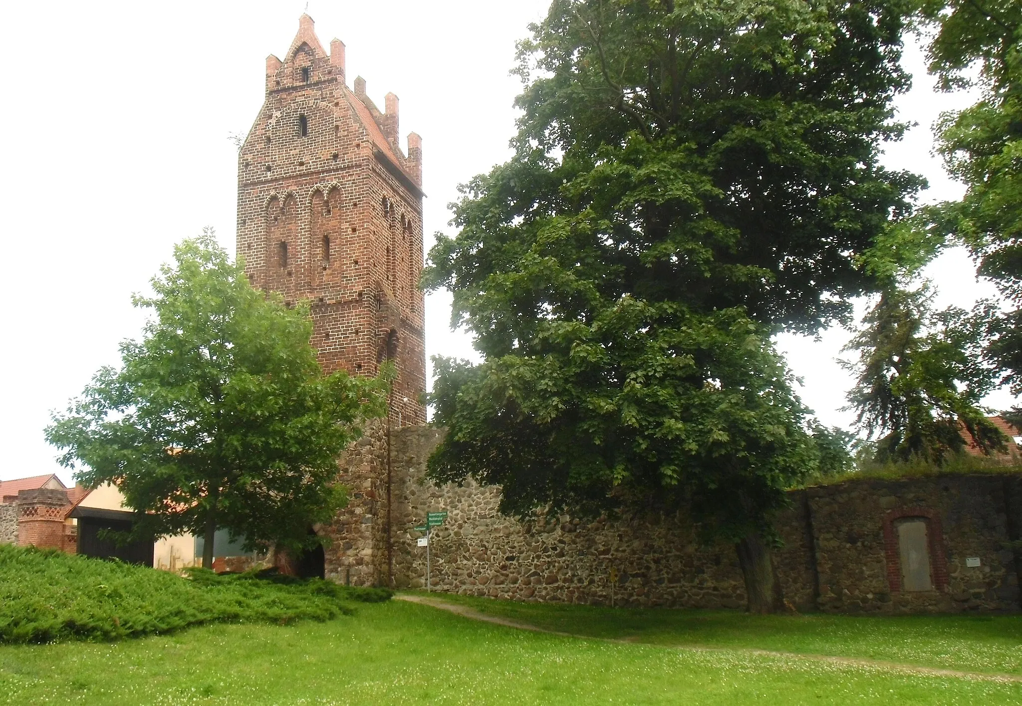 Photo showing: Stadtmauer von Müncheberg ab 1319 errichtet. Der Berliner Torturm als Verteidigungsturm des Berliner Tores diente als Pulverlager und Gefängnis, eingetragen in die Liste der Baudenkmale in Müncheberg
