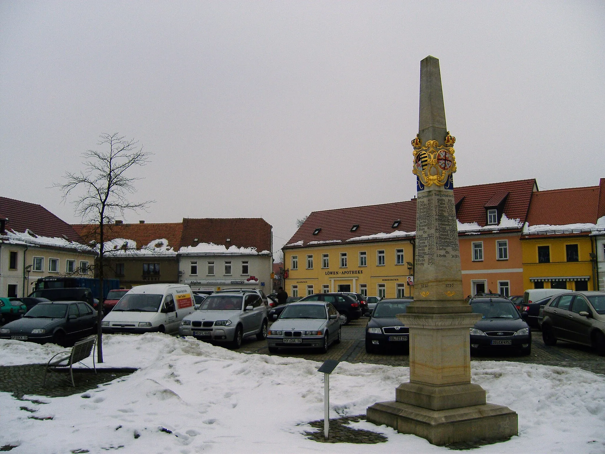 Photo showing: Marktplatz in Ortrand mit Kopie einer Kursächsischen Postmeilensäule, Baudenkmal