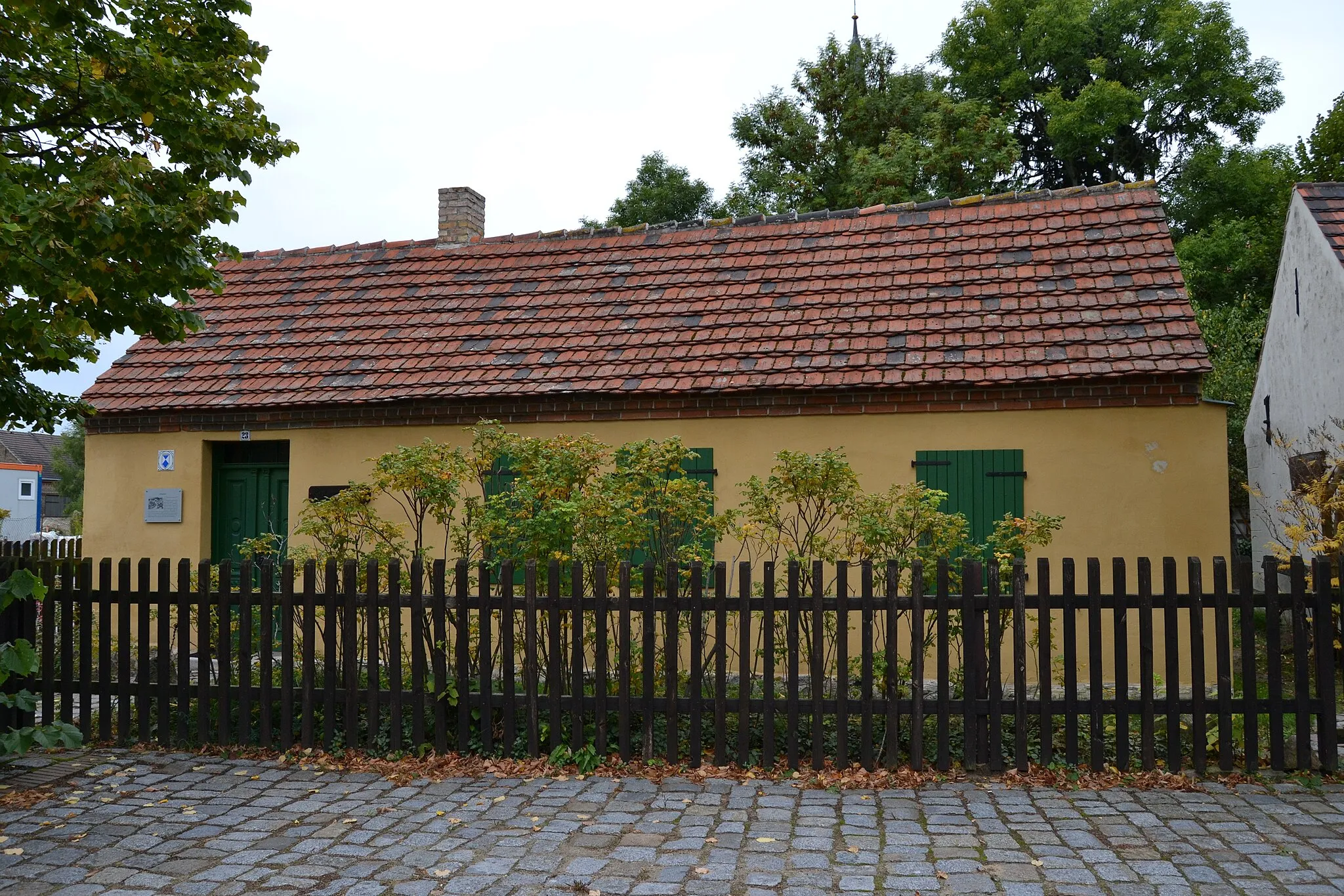 Photo showing: Büdnerhaus mit Stallgebäude, Dorfstraße 23 in Petershagen, Petershagen/Eggersdorf