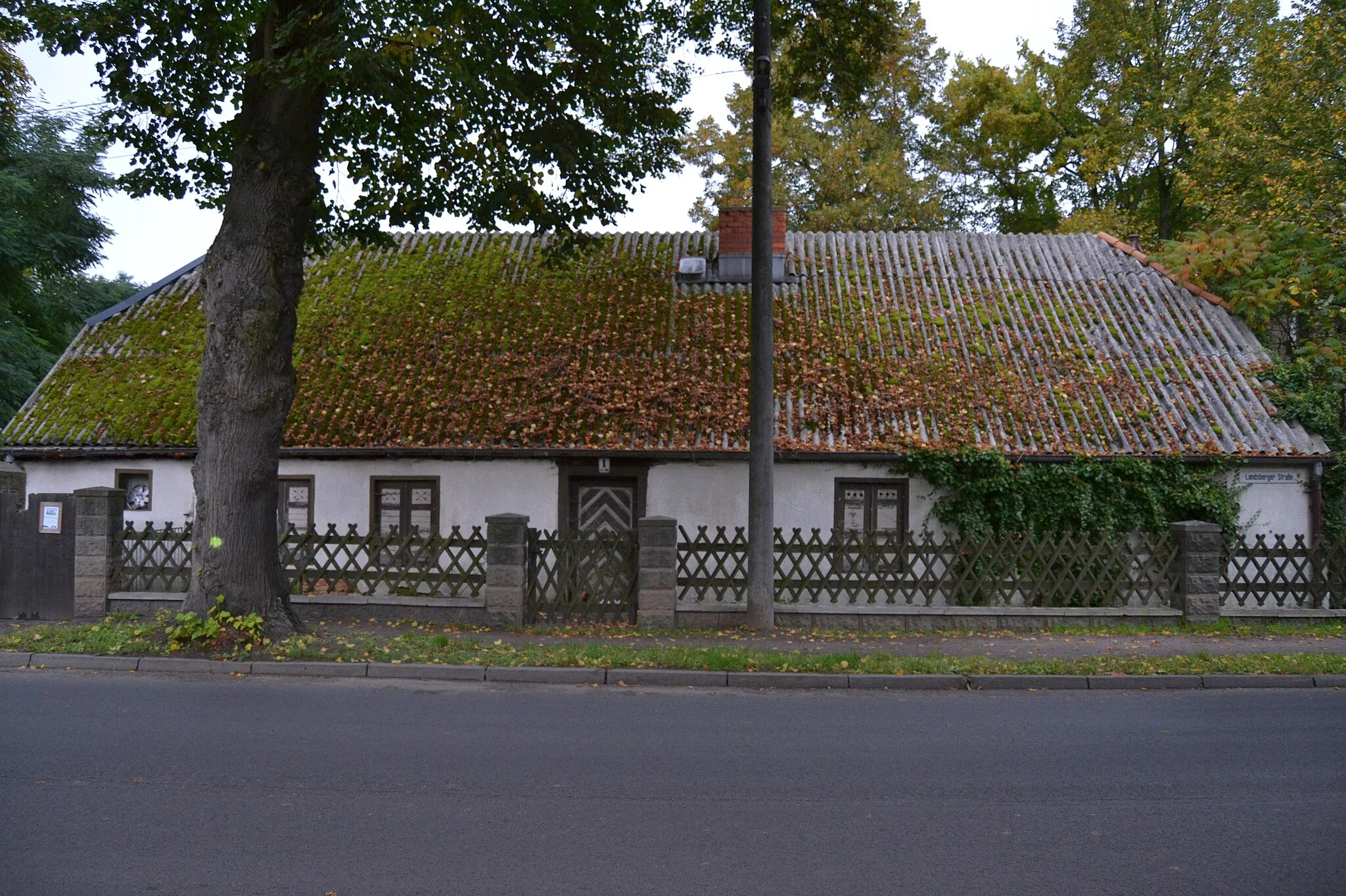 Photo showing: Hofanlage mit Kolonistenwohnhaus und Stallscheune, Landsberger Straße 1, Eggersdorf, Petershagen/Eggersdorf