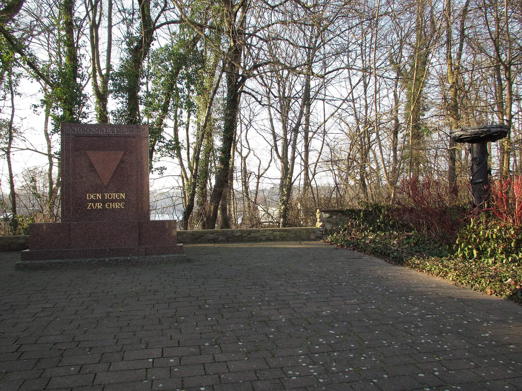 Photo showing: Mahnmal für die Opfer des Faschismus (OdF) auf dem Hof des Elisabeth-Seniorenzentrum Dietrich Bonhoeffer, Wriezener Straße 1a, 15344 Strausberg