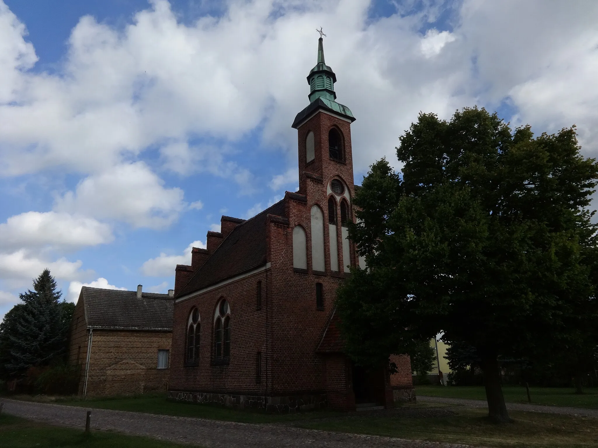 Photo showing: Die Dorfkirche in Lühsdorf ist eine Saalkirche aus dem Jahr 1901 in Treuenbrietzen im Landkreis Potsdam-Mittelmark in Brandenburg.
