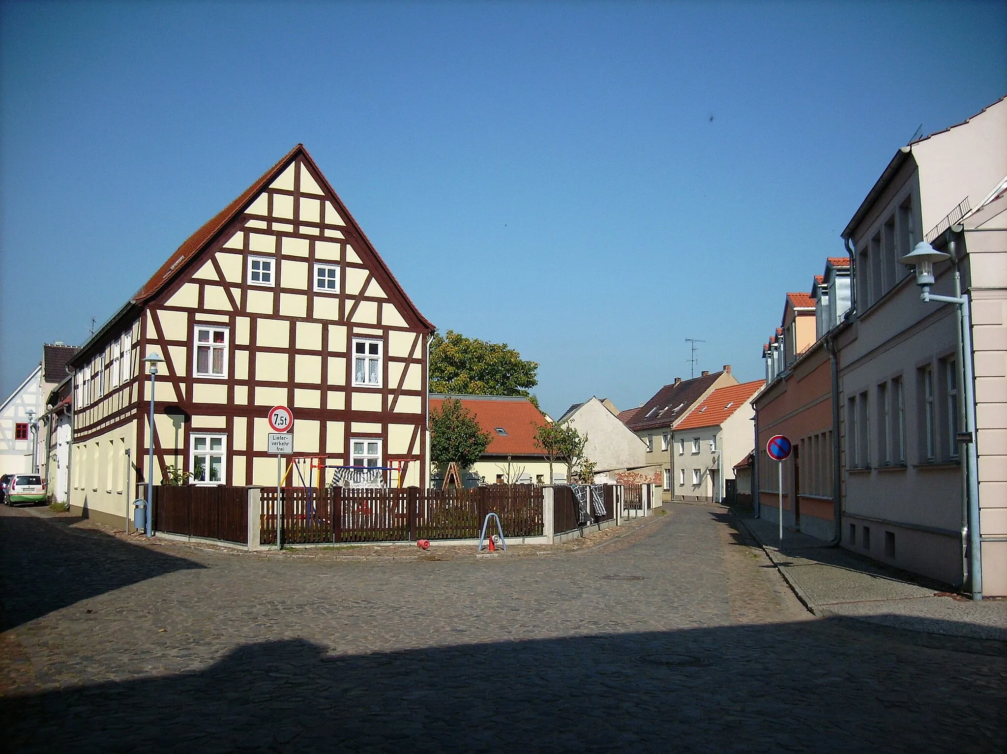 Photo showing: Fork of Baderstrasse and Marktstrasse in Uebigau (Uebigau-Wahrenbrück, Elbe-Elster district, Brandenburg)