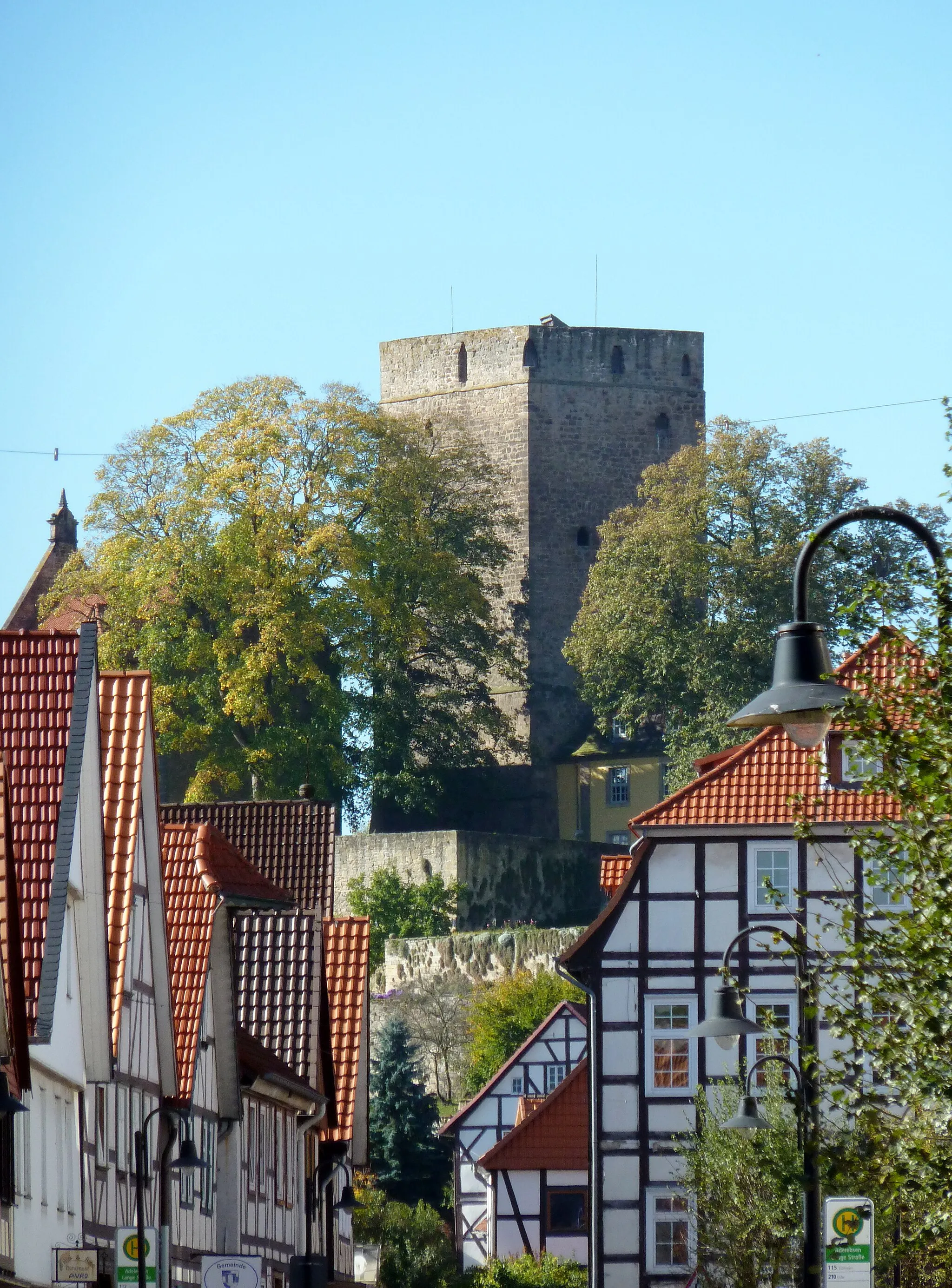 Photo showing: Blick durch die Lange Straße und Untere Straße auf den Bergfried der Burg in Adelebsen