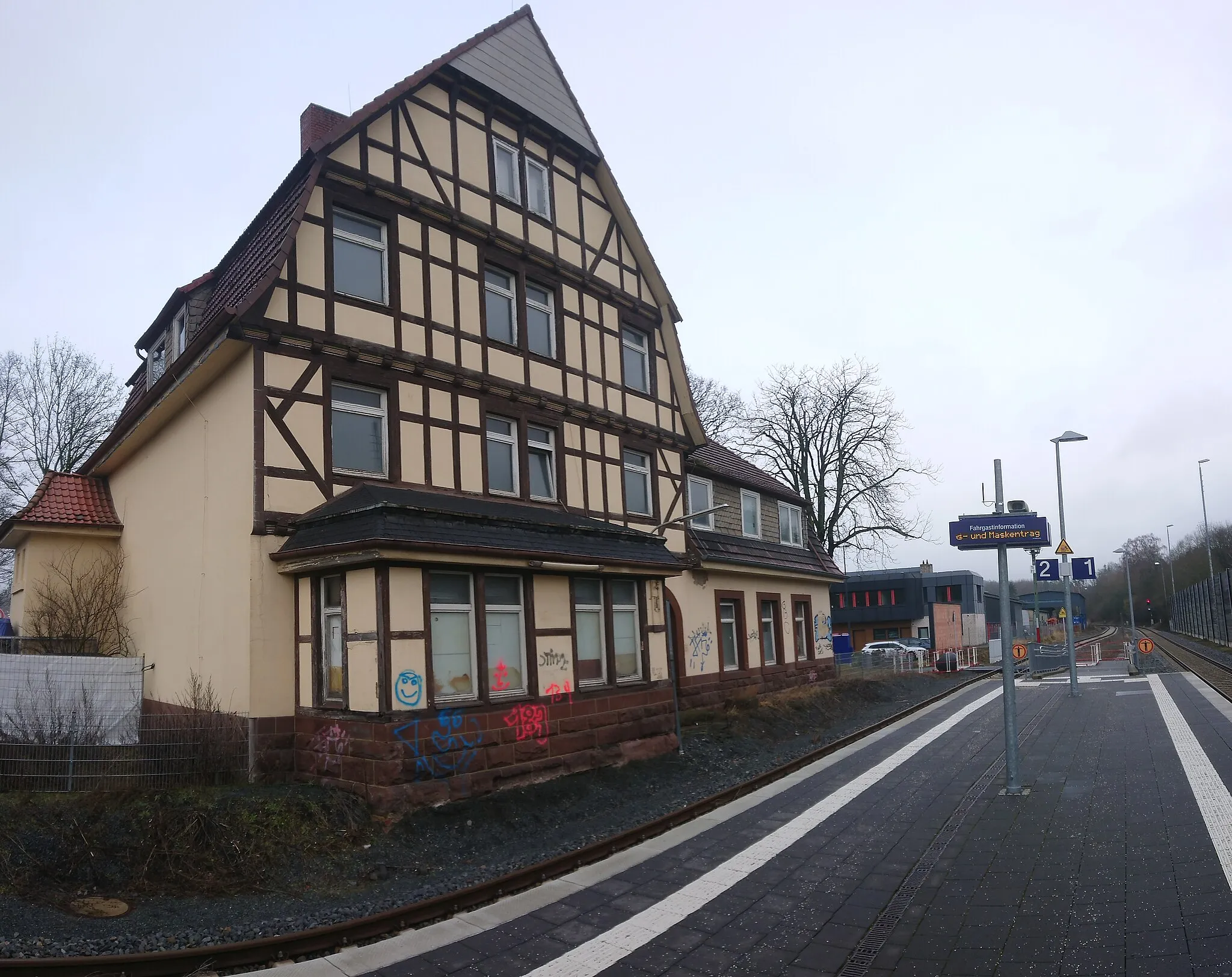 Photo showing: Bahnhofsstiege und -gebäude in Adelebsen