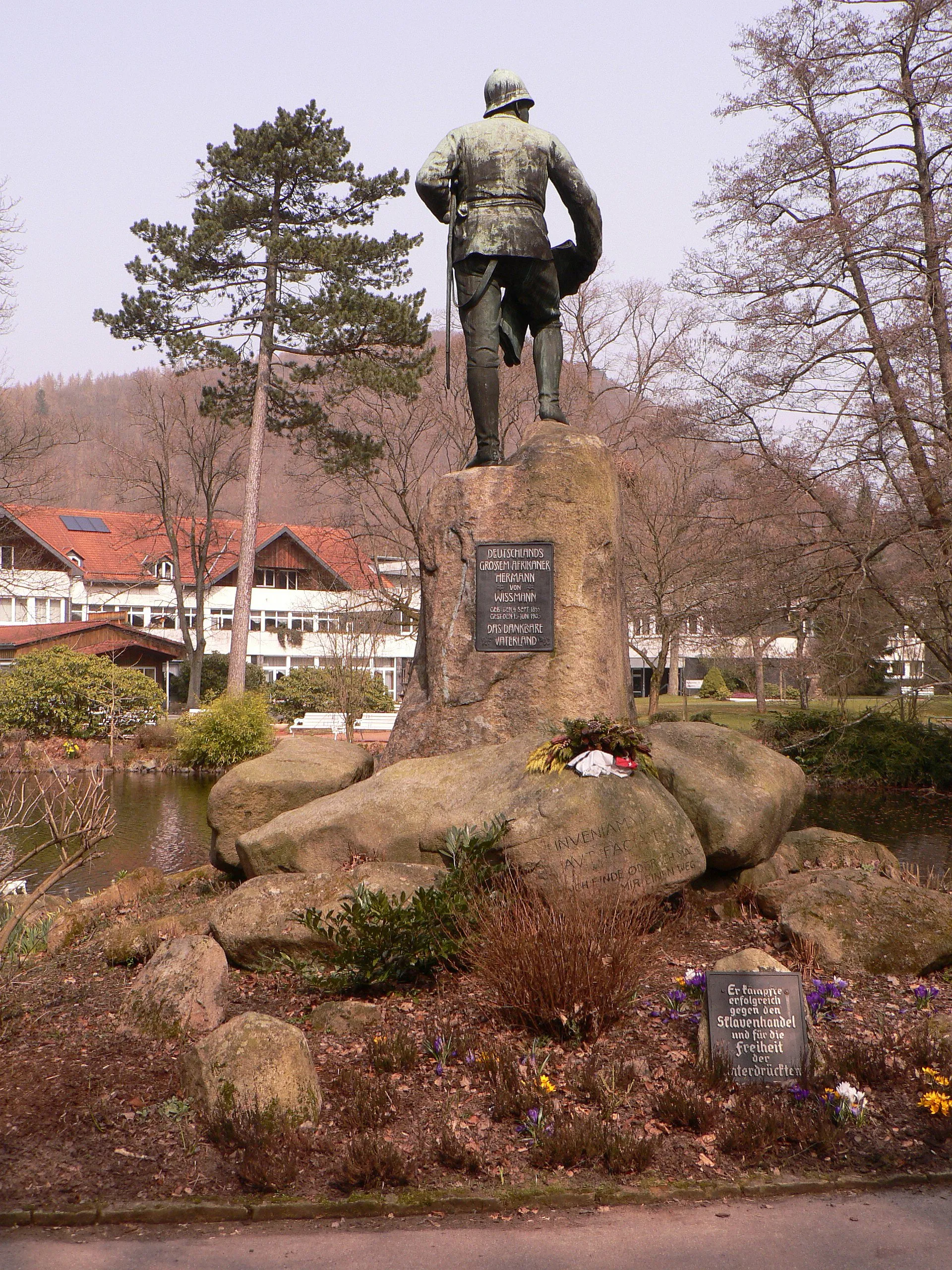 Photo showing: Rückseite des Wissmann-Denkmals in Bad Lauterberg