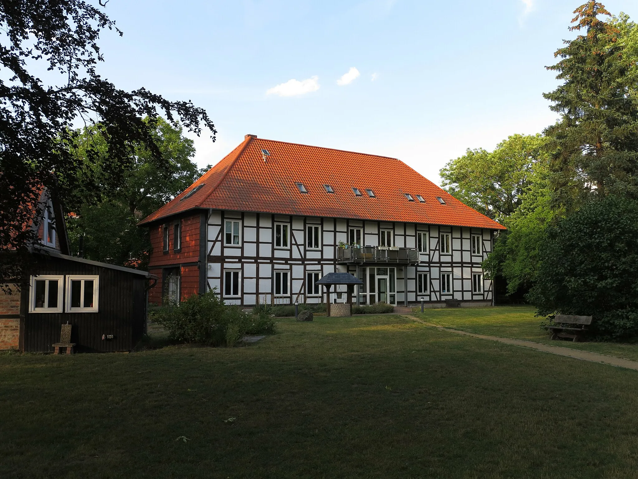 Photo showing: Braunschweig: Der Pfarrhof von Bevenrode mit Pfarramtsgebäude aus Fachwerk aus dem Jahr 1802