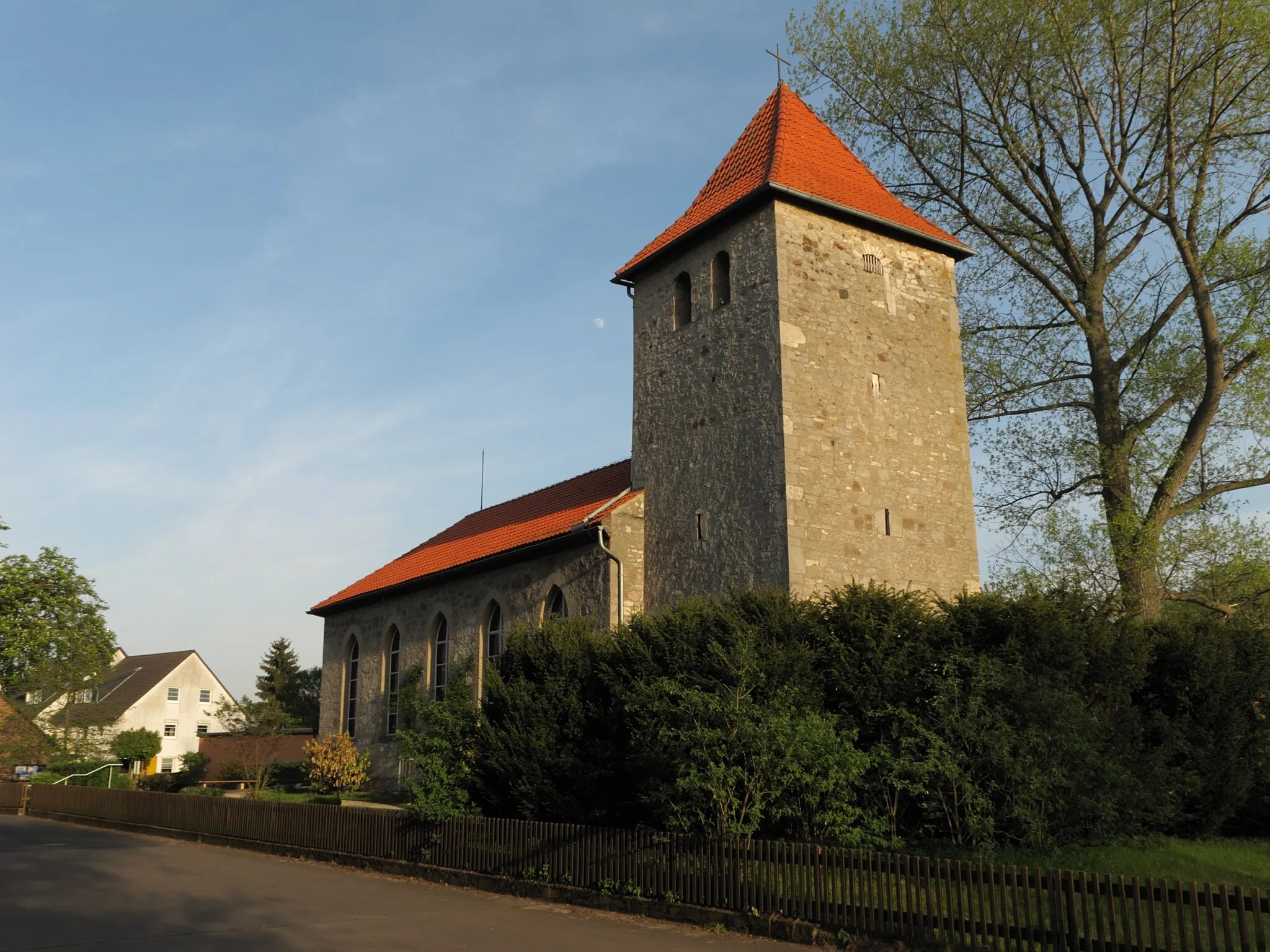 Photo showing: Bienrode, Germany protestant church "Zur Heiligen Dreifaltigkeit", built in the 12th century