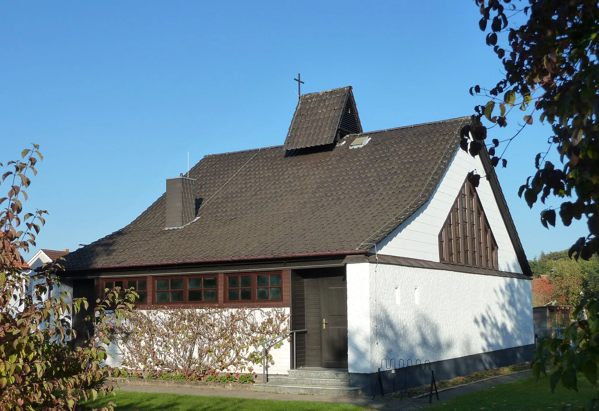 Photo showing: Ev.-luth. Pauluskirche in Bilshausen, Südniedersachsen. Erbaut 1951 nach Plänen von Otto Bartning