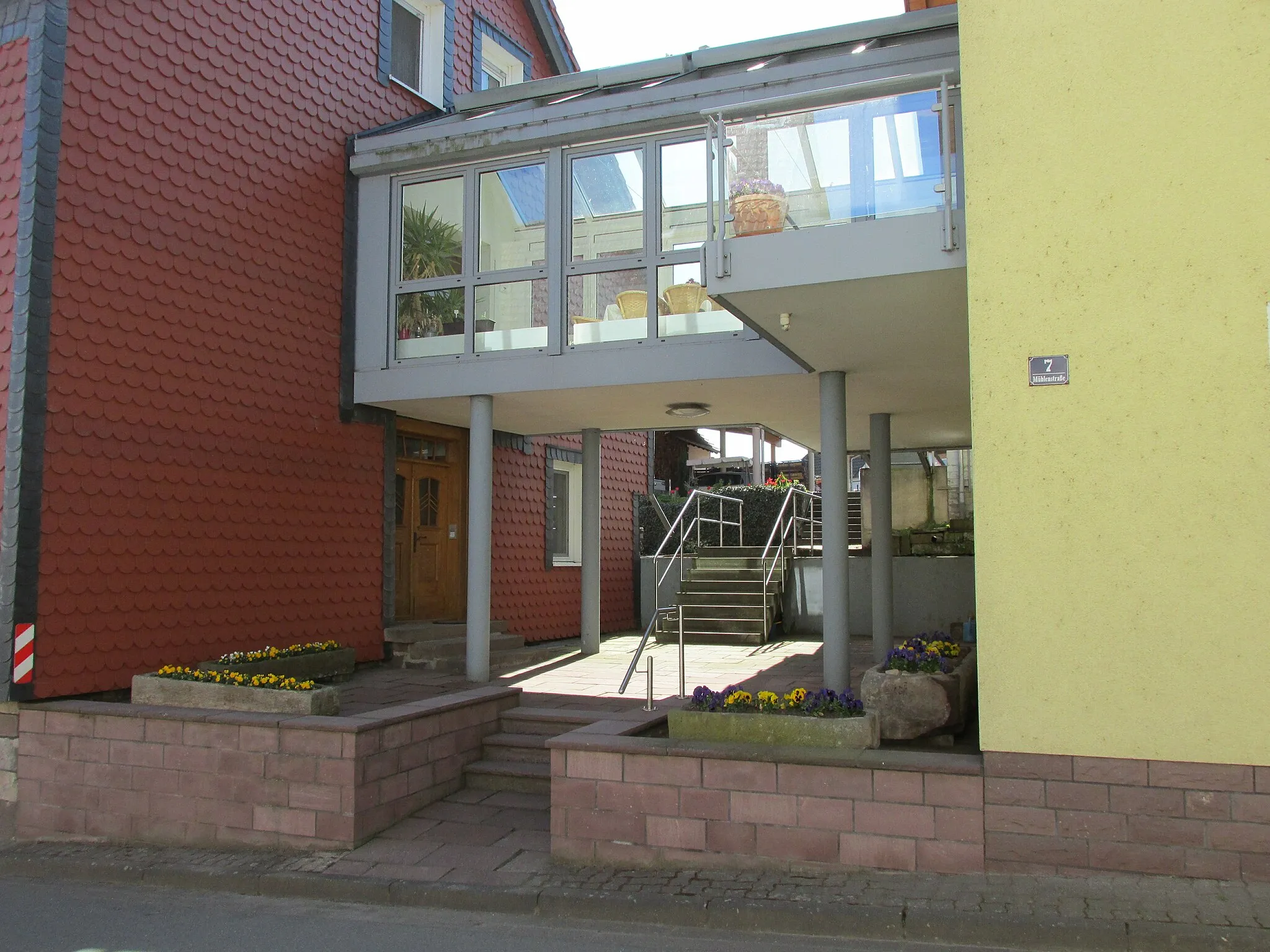 Photo showing: in Höhe der Häuser Mühlenstraße 7/7a gibt es einen Durchgang mit einer Treppe zu dem höher gelegenen Grundstücksteil mit einer Brücke über den Mühlengraben