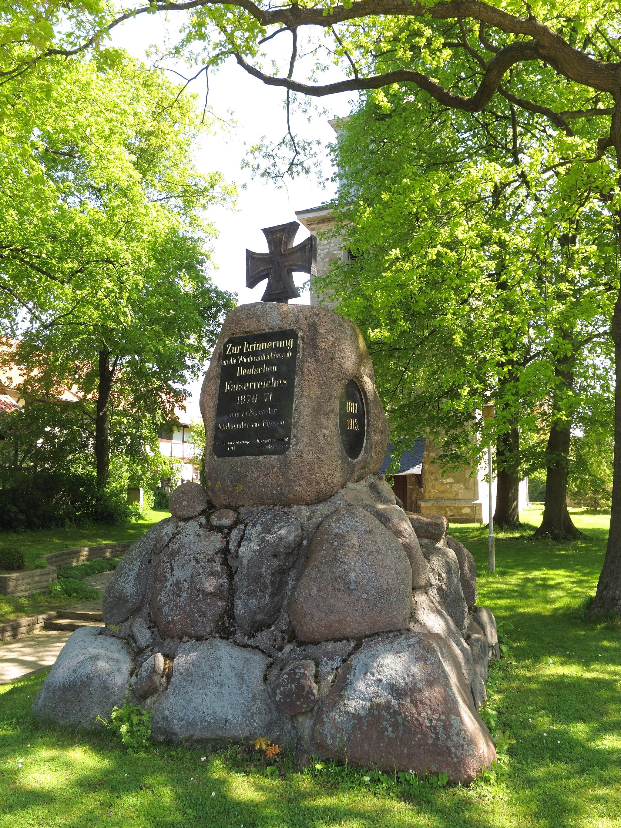 Photo showing: Börßum, Kriegerdenkmal. Die Inschrift lautet: "Zur Erinnerung an die Wiederaufrichtung des Deutschen Kaiserreiches 1870-71 und zu Ehren der Mitkämpfer von Börssum. Geweiht am Sedantage 1913. Kriegerverein und Gemeinde Börssum"