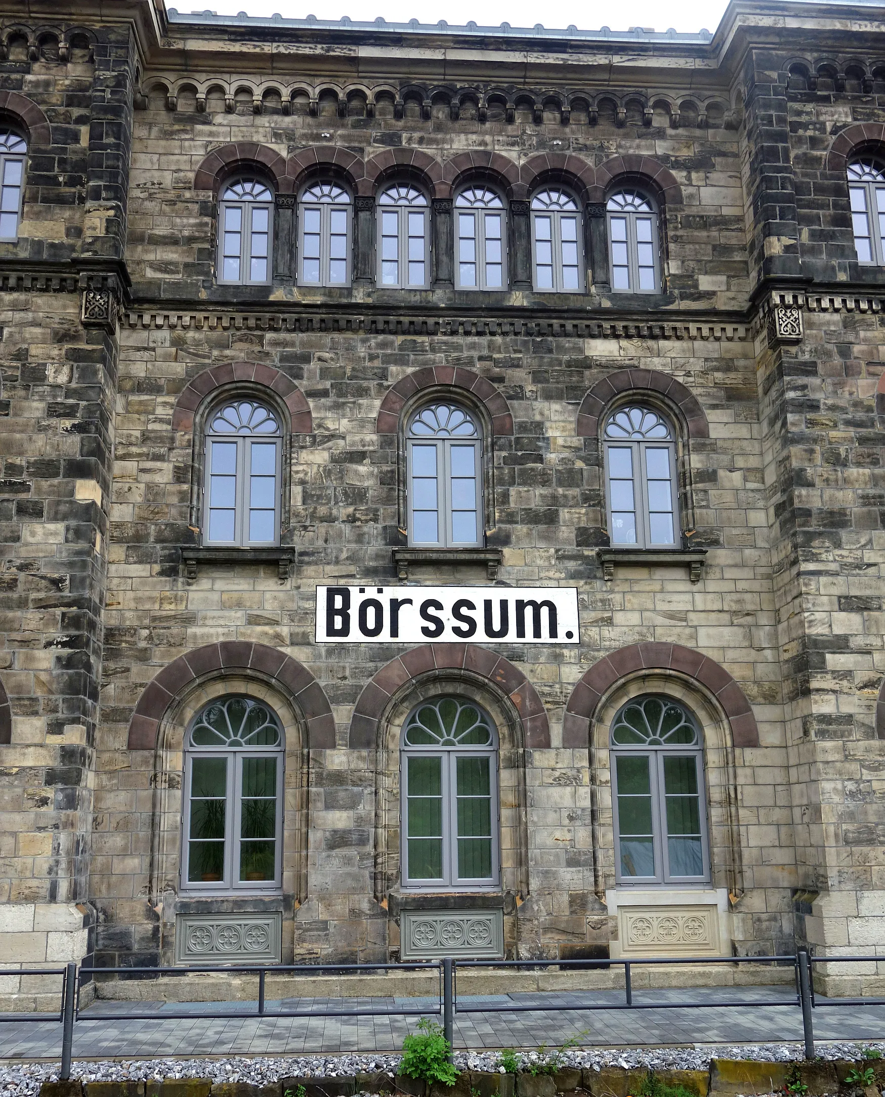 Photo showing: Bahnhof Börßum von der Gleisseite aus, Juli 2017. Das Gebäude wird nicht mehr als Bahnhofsgebäude genutzt.