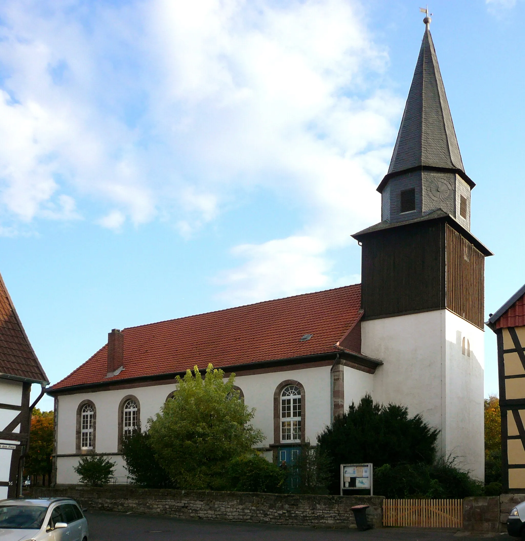 Photo showing: Evangelisch-reformierte Martinikirche in Bovenden, Landkreis Göttingen, Niedersachsen. Turm im Kern mittelalterlich, Umgestaltung 18./19. Jahrhundert. Ansicht von Nordwesten