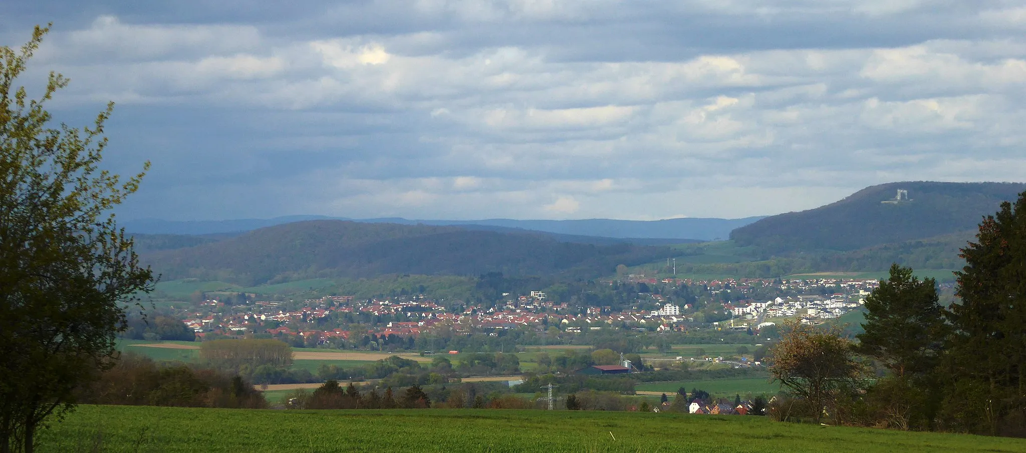 Photo showing: Blick vom Sommerberg über das Leinetal auf Bovenden. Im Hintergrund rechts der Plessforst mit der Burg Plesse, links der Nörtener Wald, ganz hinten der Harz