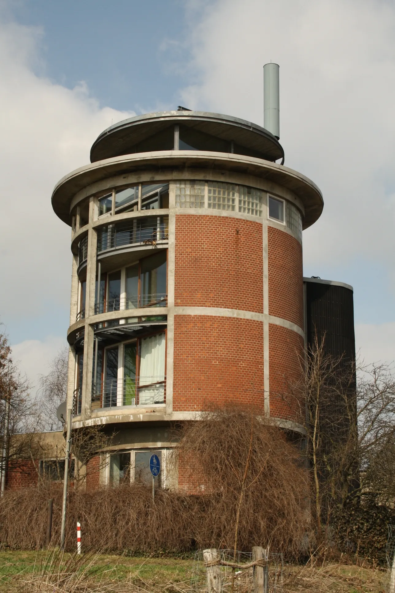 Photo showing: Ehemaliger Wasserturm in Broitzem, heute Wohngebäude