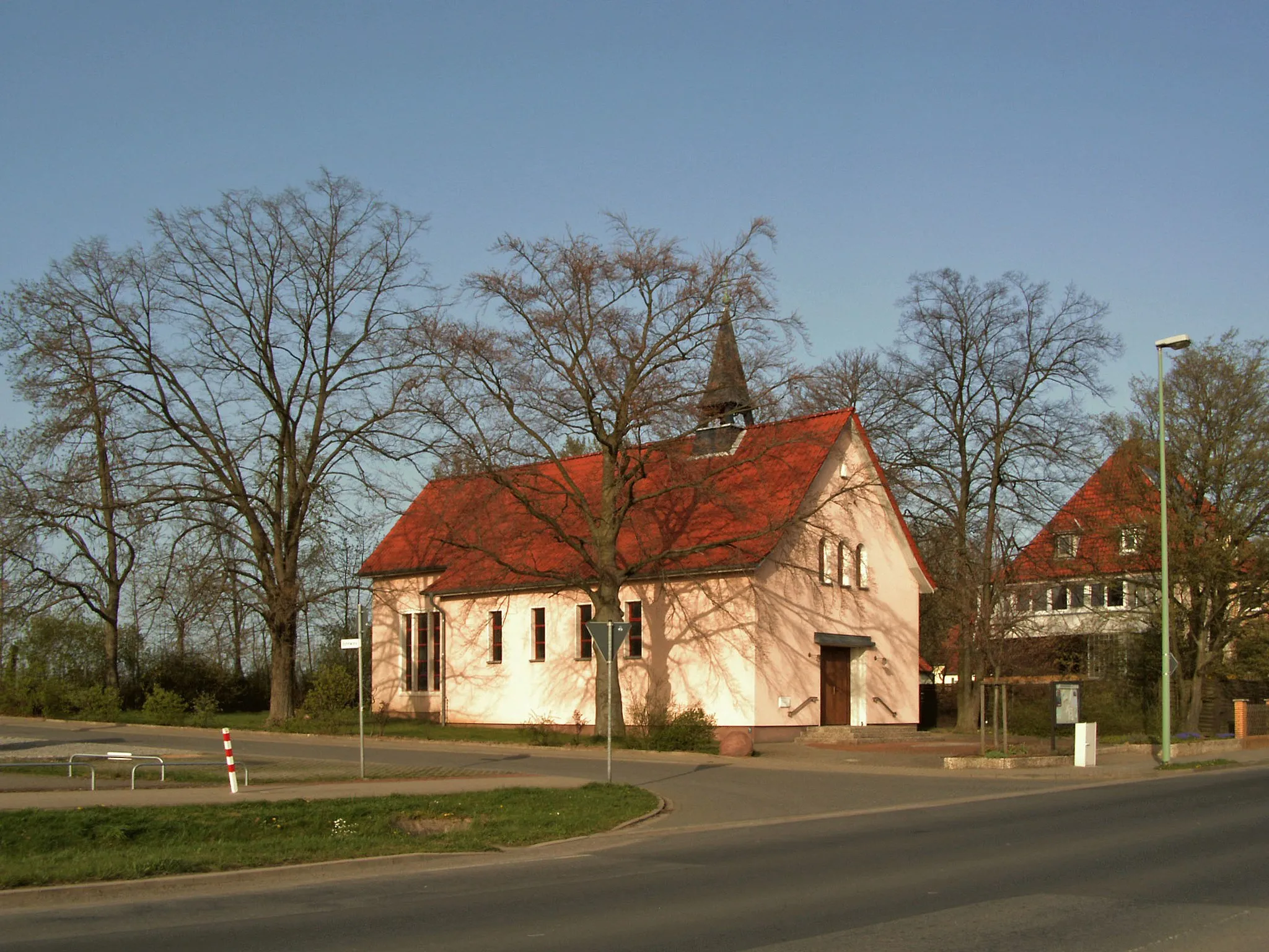 Photo showing: Katholische Kirche Hl. Theresia vom Kinde Jesu in Cremlingen, Landkreis Wolfenbüttel