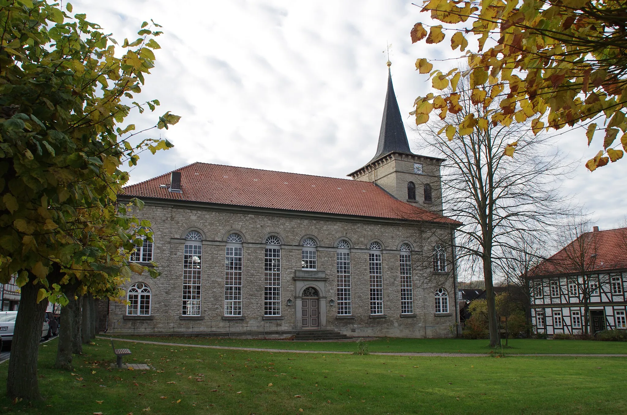 Photo showing: Dransfeld in Niedersachsen. Die Kirche von Norden aus.