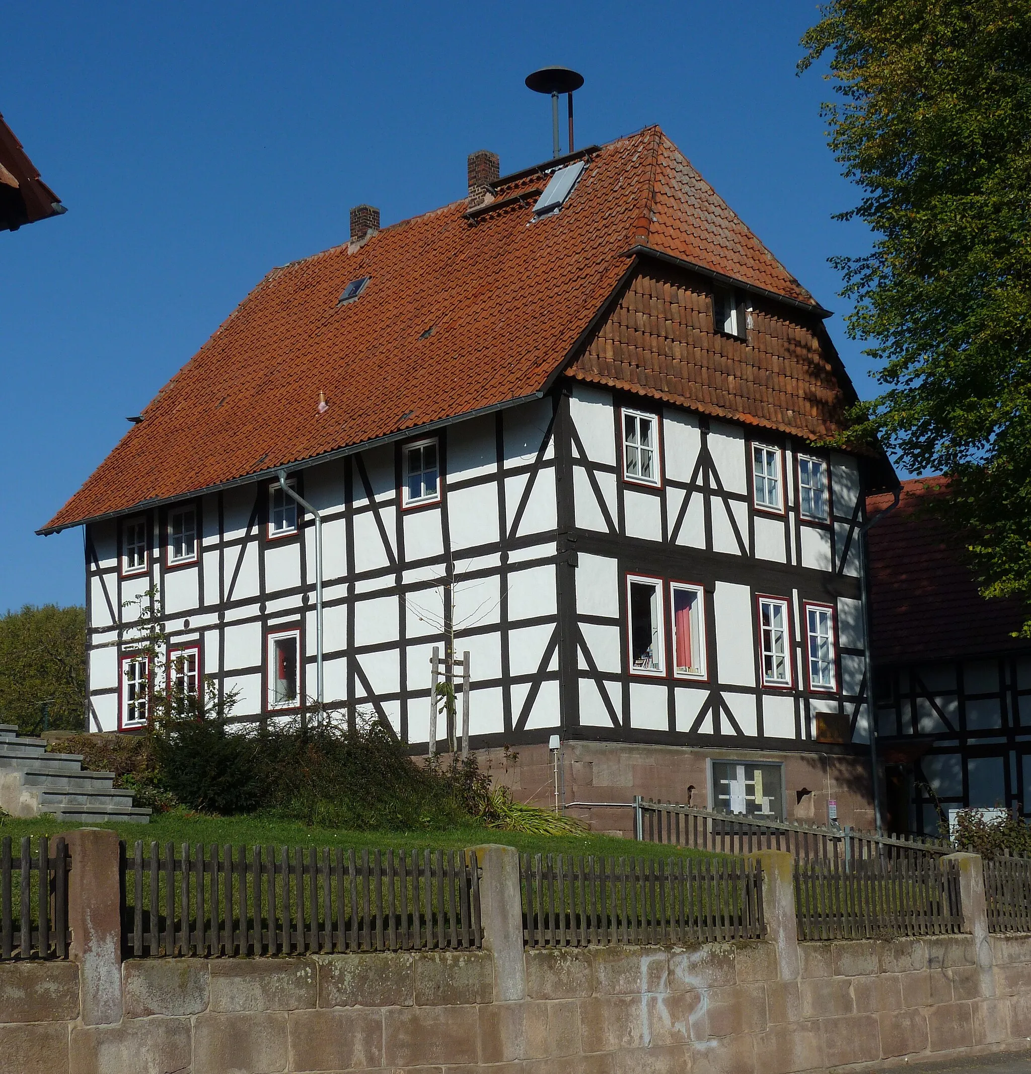Photo showing: Gemeindehaus, ehemals Schulhaus, in Ebergötzen, Landkreis Göttingen, Südniedersachsen. Erbaut 1830