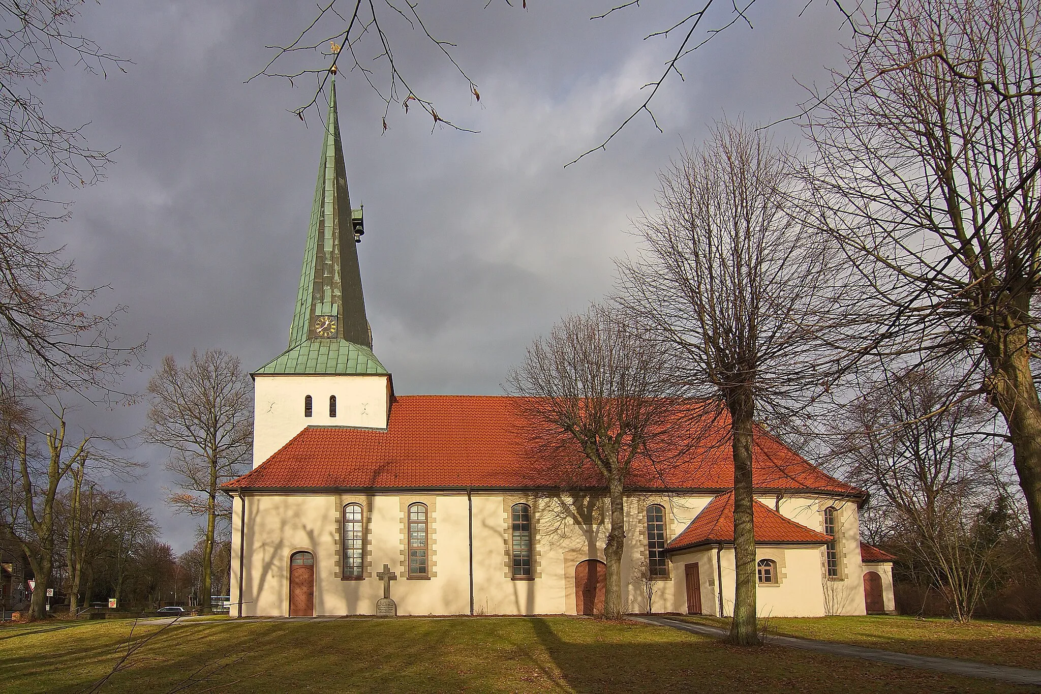 Photo showing: Die Martin-Luther-Kirche in Edemissen besteht aus einem Turm, der um 1200 entstand und dem 1691 errichteten Kirchenschiff.