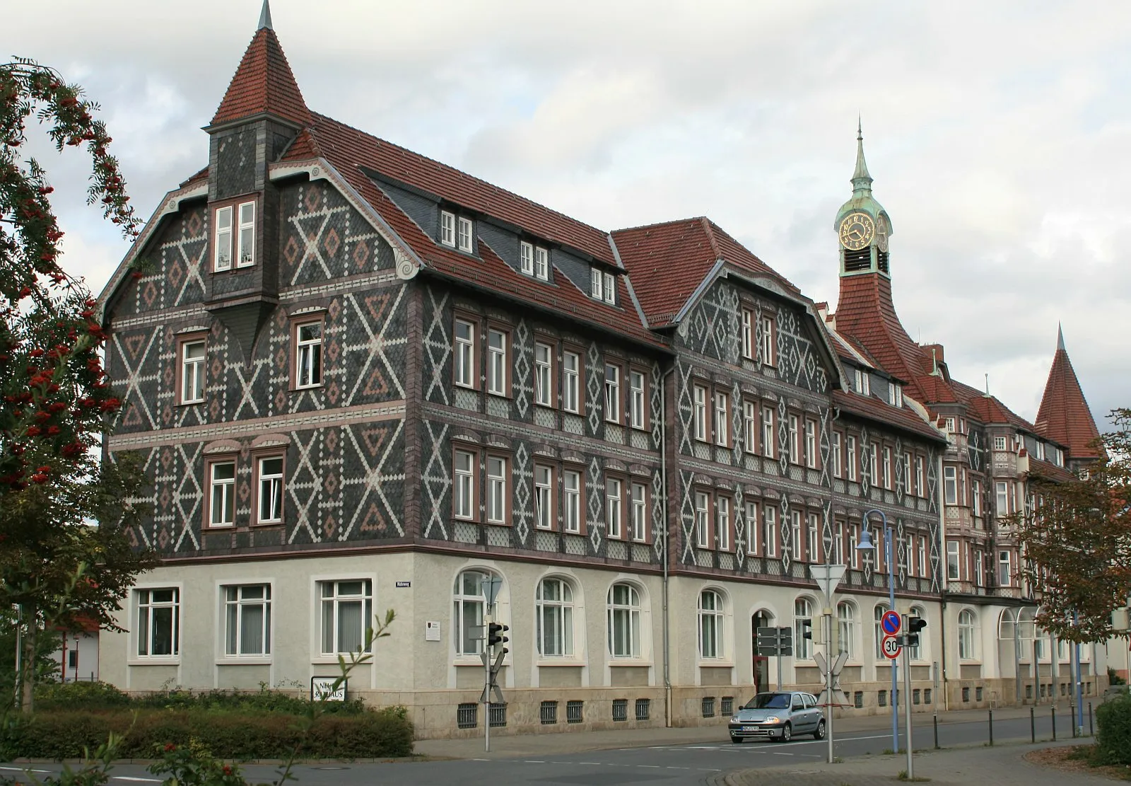 Photo showing: New Town Hall in Einbeck, Germany (Prussian barracks building from 1868; since 1907 catalogue company August Stukenbrok; bicycle company Heidemann; since 1996 administrative center of the town)