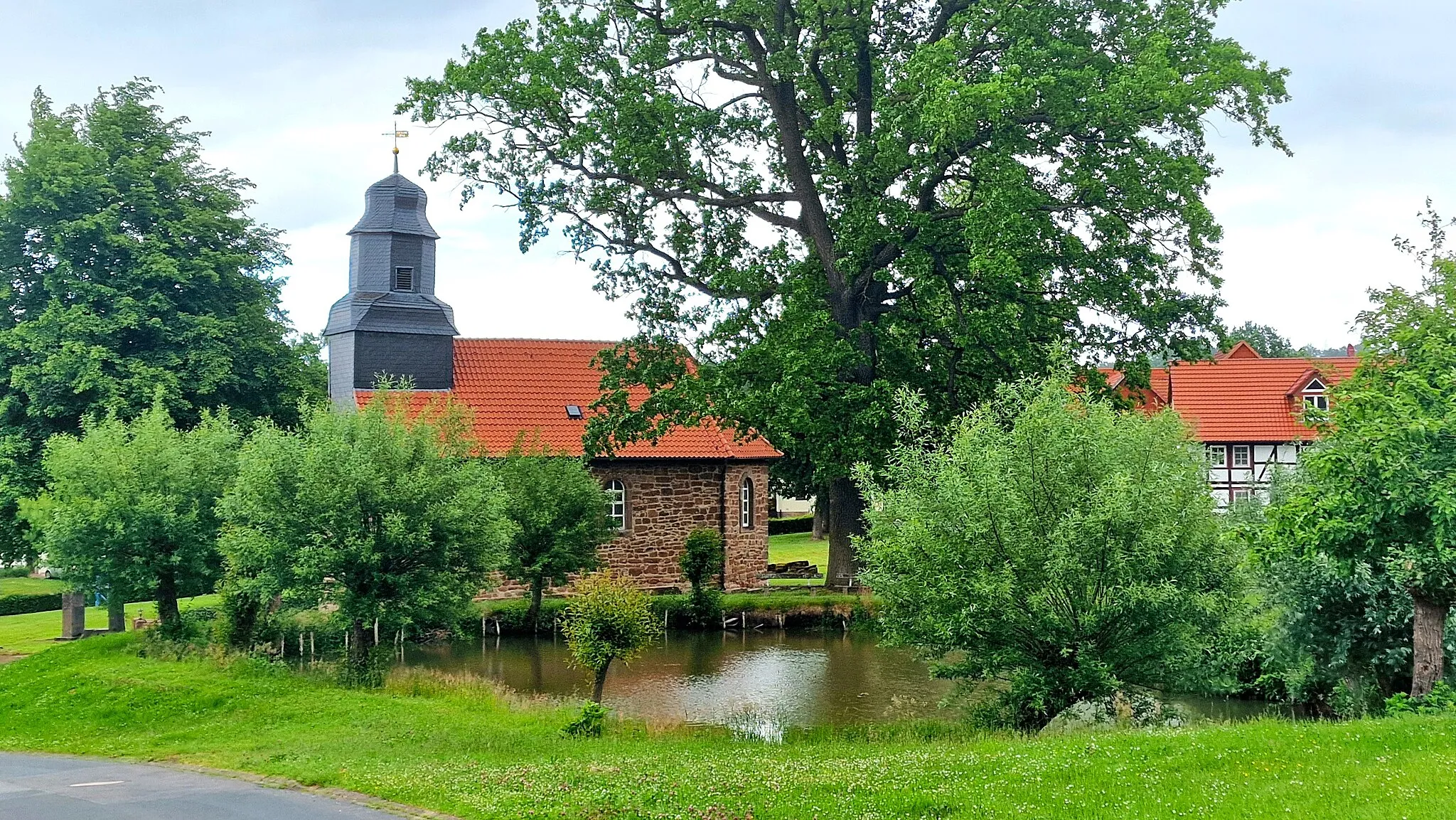 Photo showing: Blick auf den Anger mit Kirche und Teich zu Lichtenhagen, Friedland
im Landkreis Göttingen