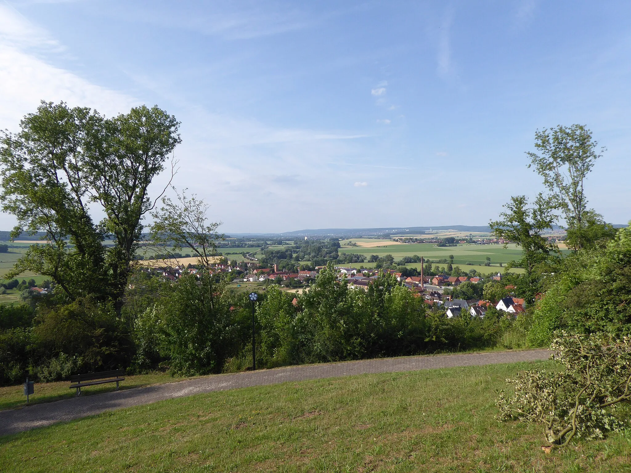 Photo showing: Blick von unterhalb des Friedland-Mahnmals auf Friedland und weiter in Richtung Göttingen.