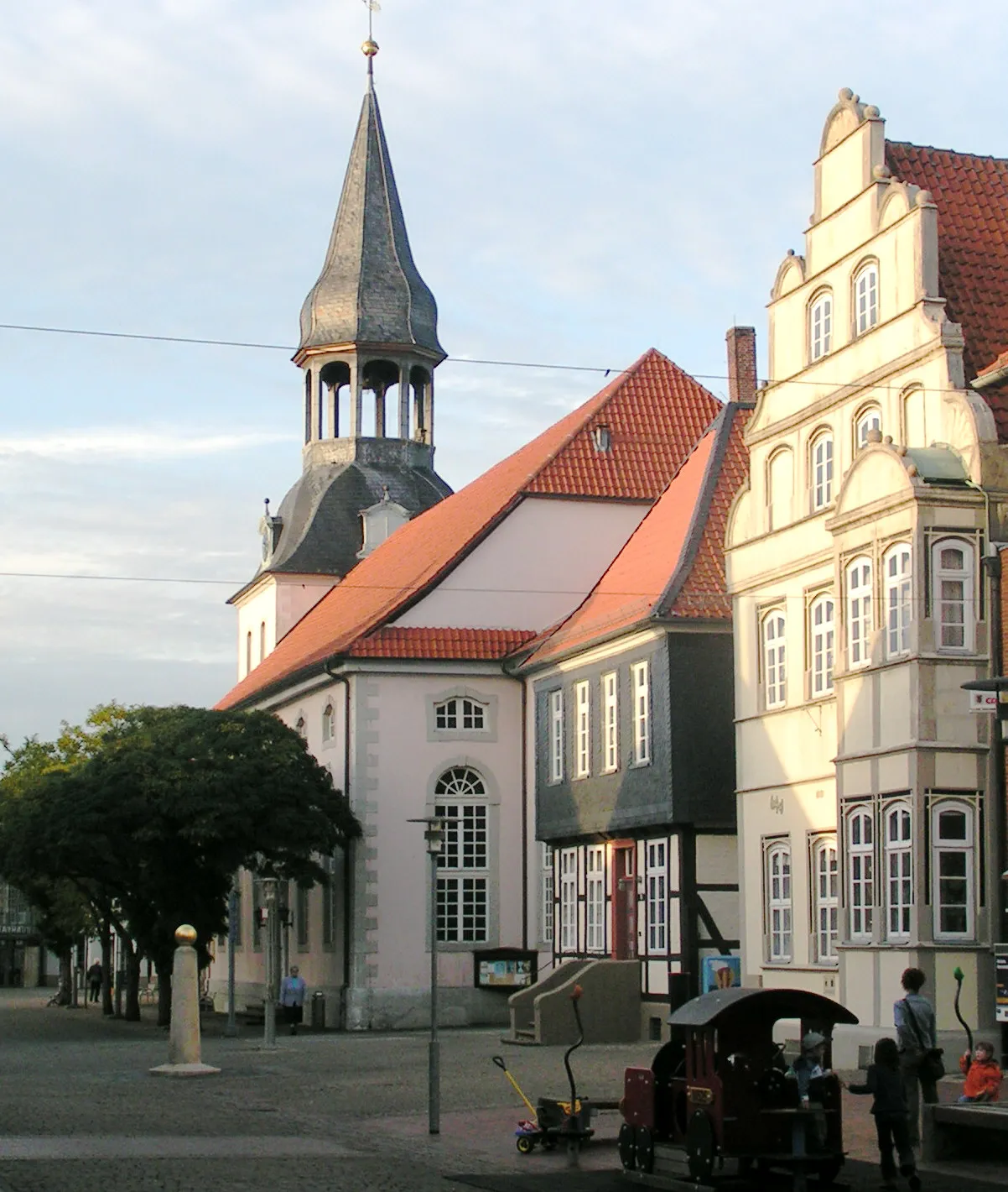 Photo showing: St. Nicolai Church with "Langer Jammer" (timbered house) and Kavalierhaus (right) in Gifhorn, Germany