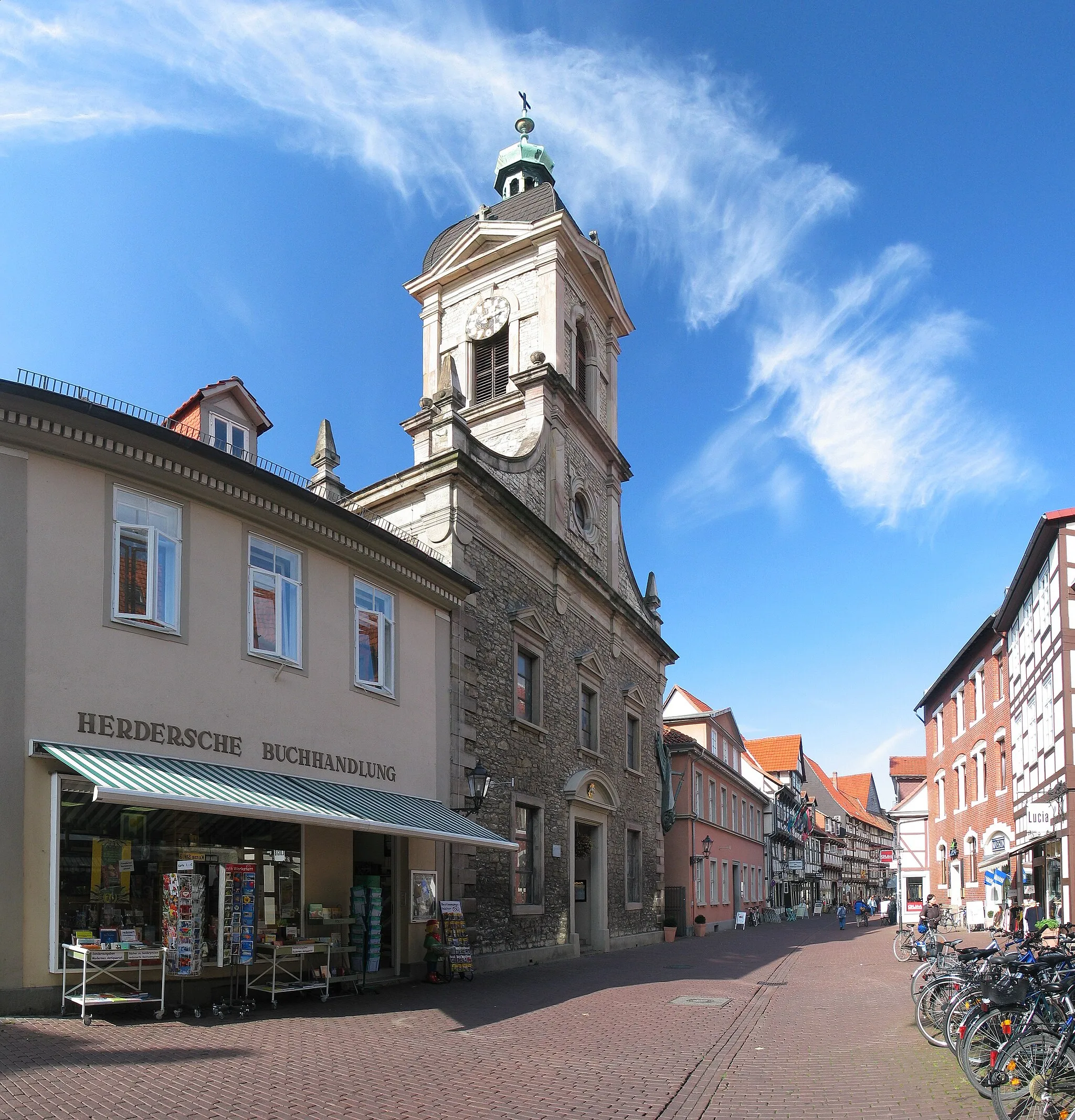 Photo showing: Corner of Tower Street (Turmstraße) and Short Street (Kurze Straße), St. Michael Church and south part of the pedestrian zone.