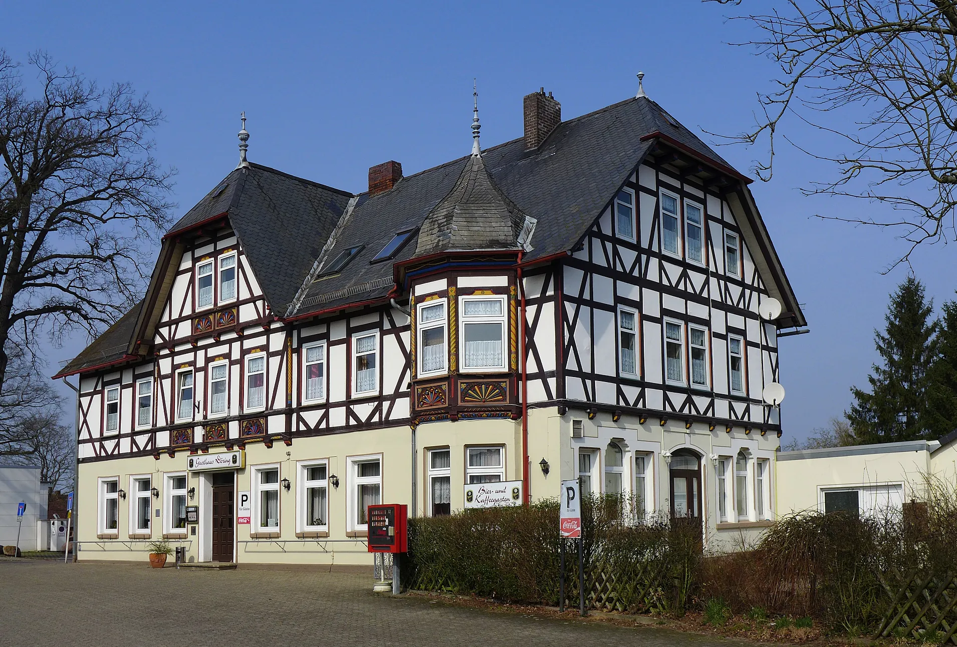 Photo showing: Gasthaus im Fachwerkbau am Amtsweg von Hankensbüttel, Aufnahme März 2015.