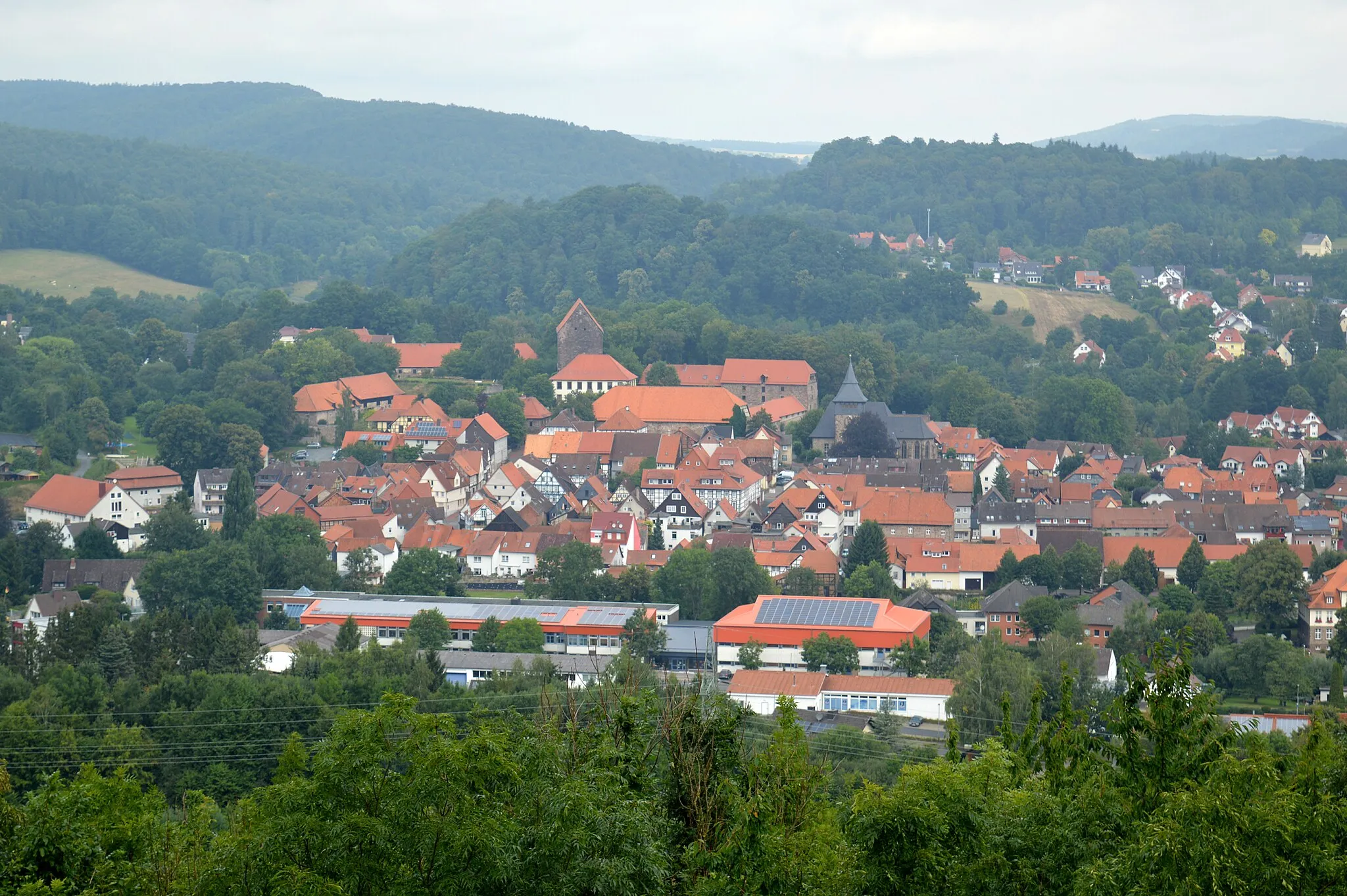 Photo showing: Blick vom Gladeberg (FFH-Gebiet „Weper, Gladeberg, Aschenburg“, Bäume unten im Bild) auf Hardegsen; im Hintergrund LSG Solling und Naturpark Solling-Vogler