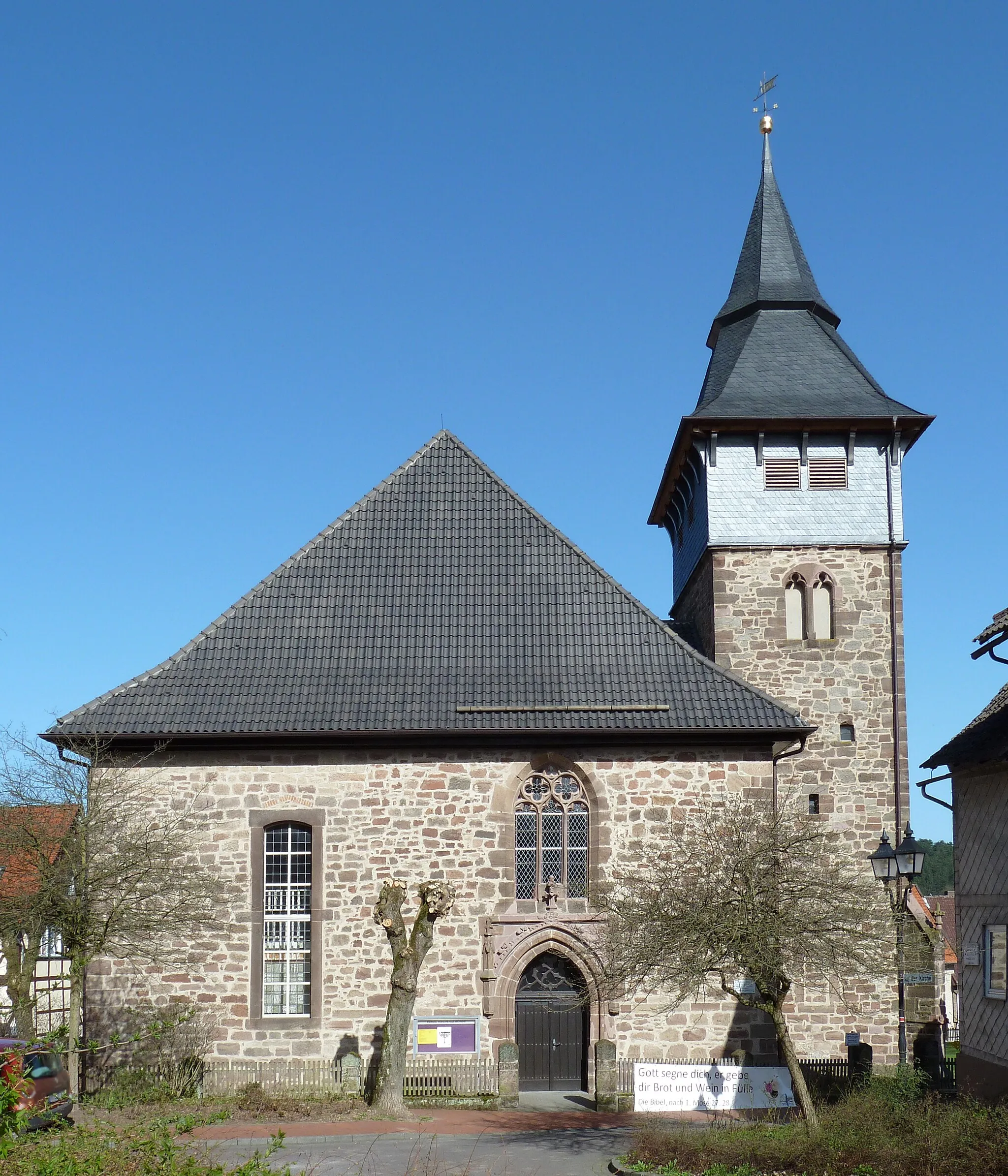 Photo showing: Ev.-luth. Kirche St. Mauritius in Hardegsen, Niedersachsen, Westansicht. Spätgotische Kirche, Schiff größtenteils 1765/89 neu errichtet,
