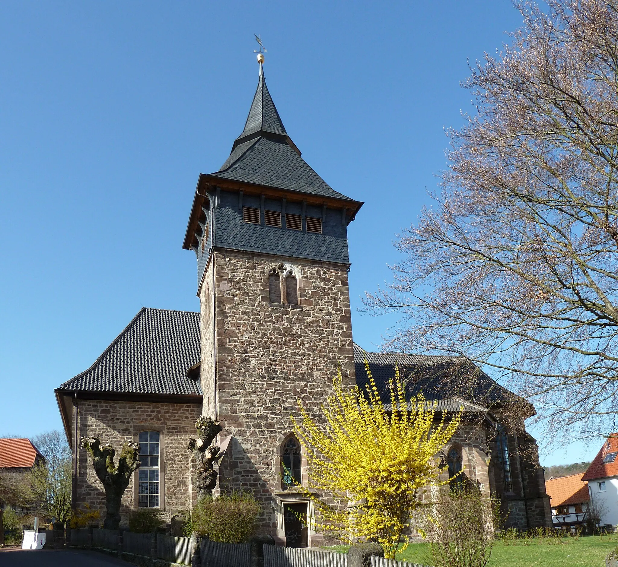 Photo showing: Ev.-luth. Kirche St. Mauritius in Hardegsen, Niedersachsen, Westansicht. Spätgotische Kirche, Schiff größtenteils 1765/89 neu errichtet,