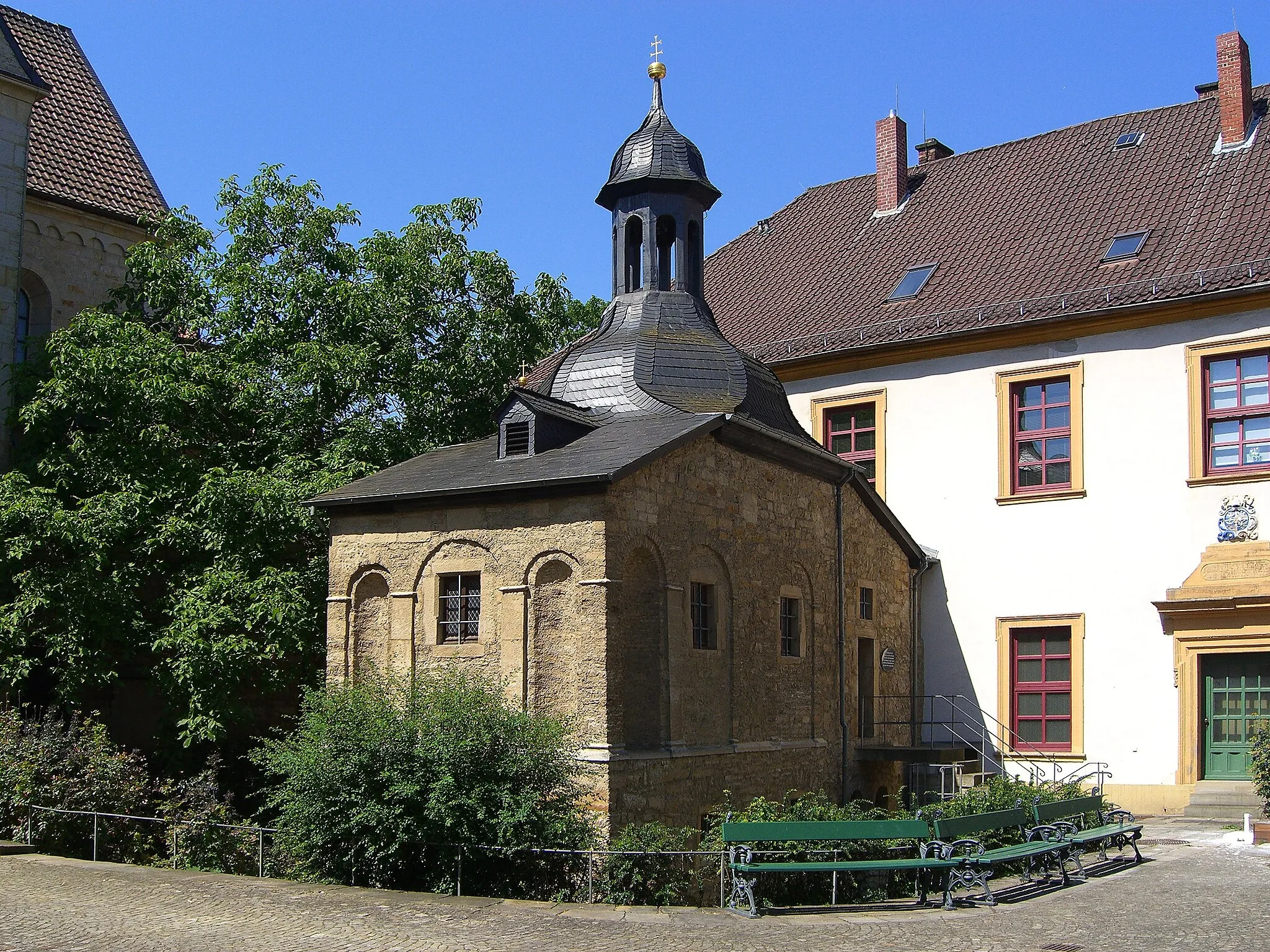 Photo showing: Twin chapel in the courtyard of St. Ludger's Abbey in Helmstedt. The lower chapel (est. 11th century) is sanctified St. Peter and St. Paul, the upper (est. 17th century) is sanctified St. John the Baptist.