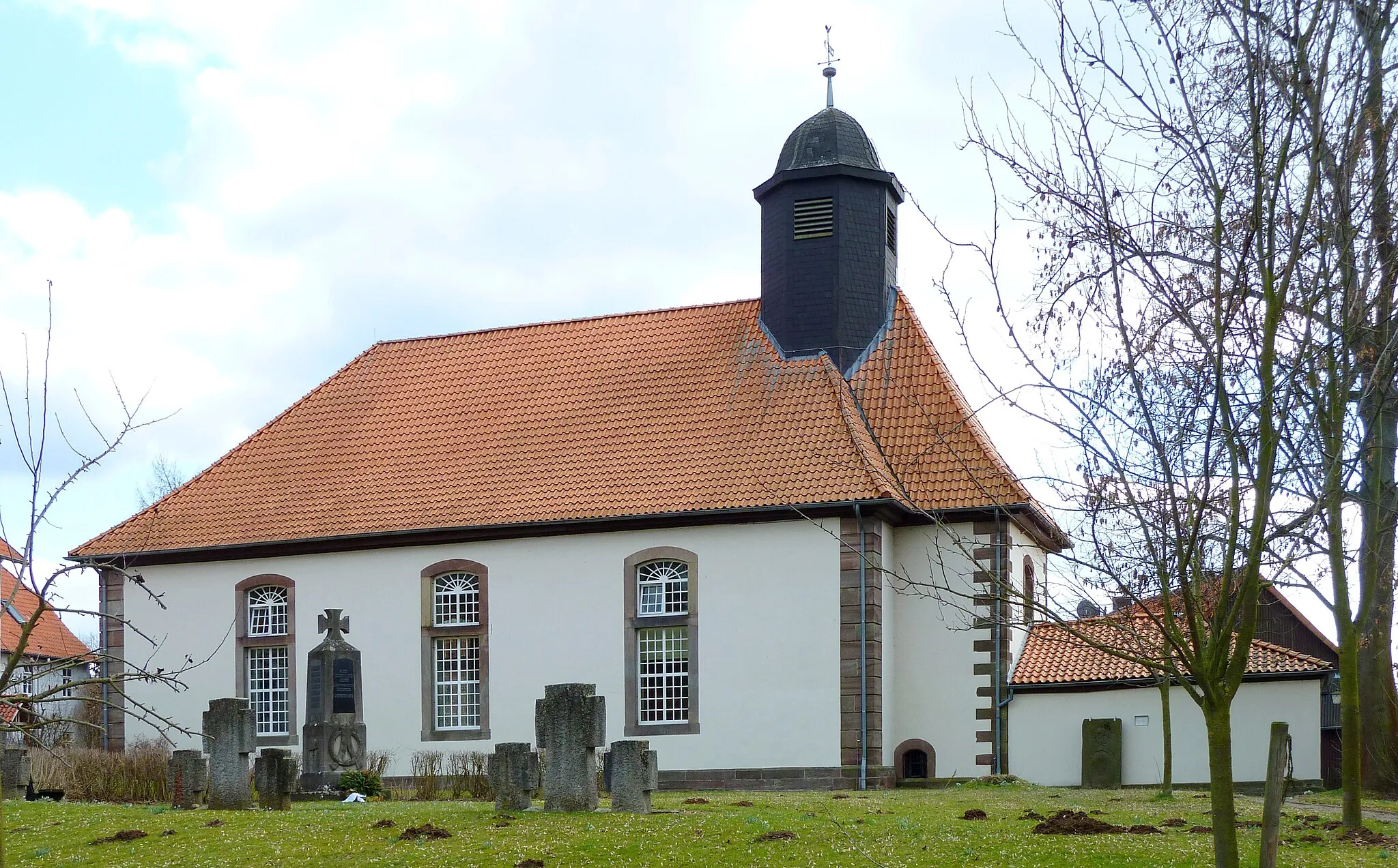 Photo showing: Ev.-luth. Kirche St. Johannis in Großenrode, Stadt Moringen, Niedersachsen. Eingeweiht 1740 unter Einbeziehung der 1730 errichtteten Familiengruft der Herren von Hardenberg