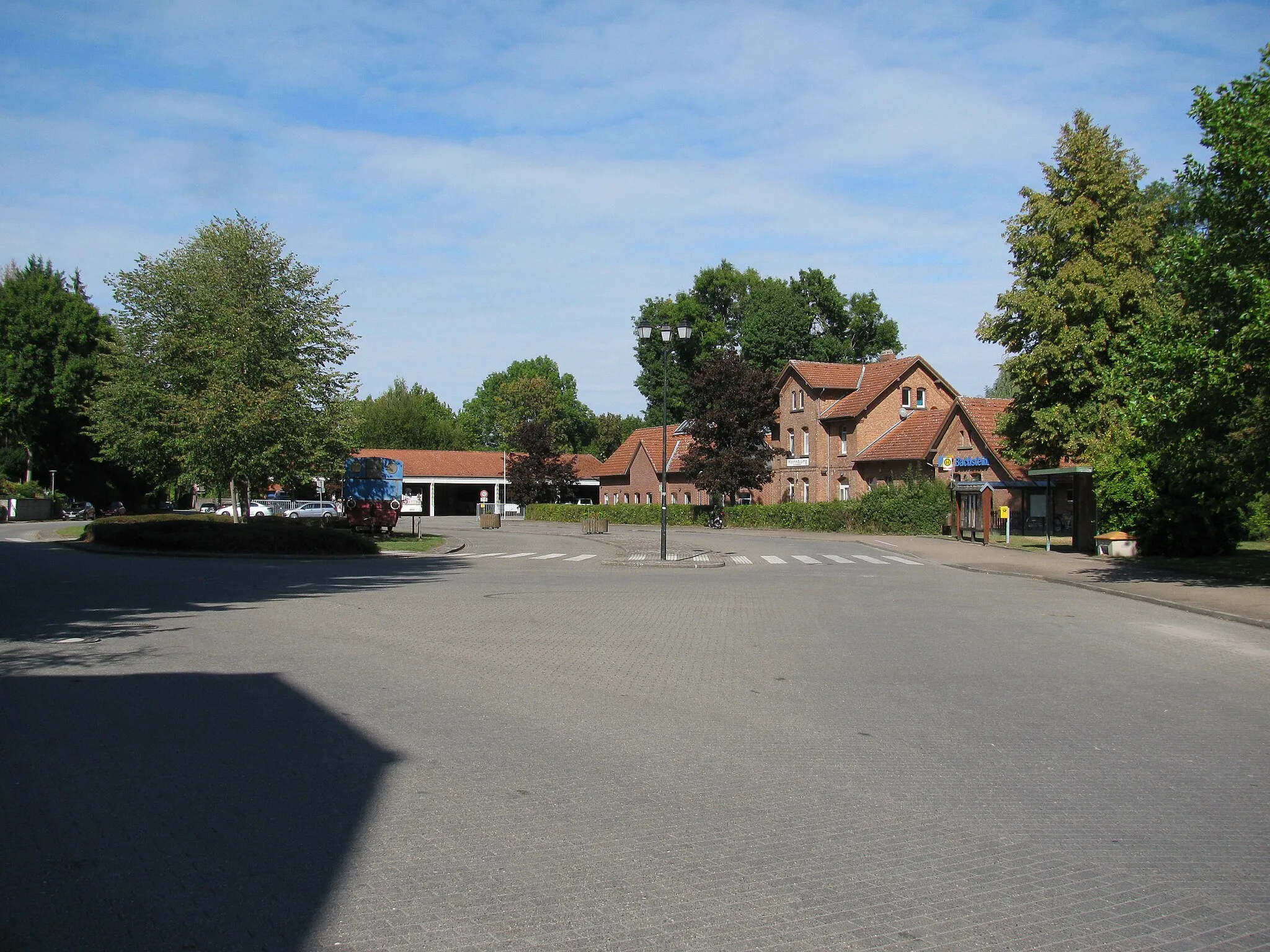 Photo showing: der Bahnhof von Hornburg mit der Bushaltestelle ZOB rechts und dem Betriebshof der Verkehrsbetriebe Bachstein hinten