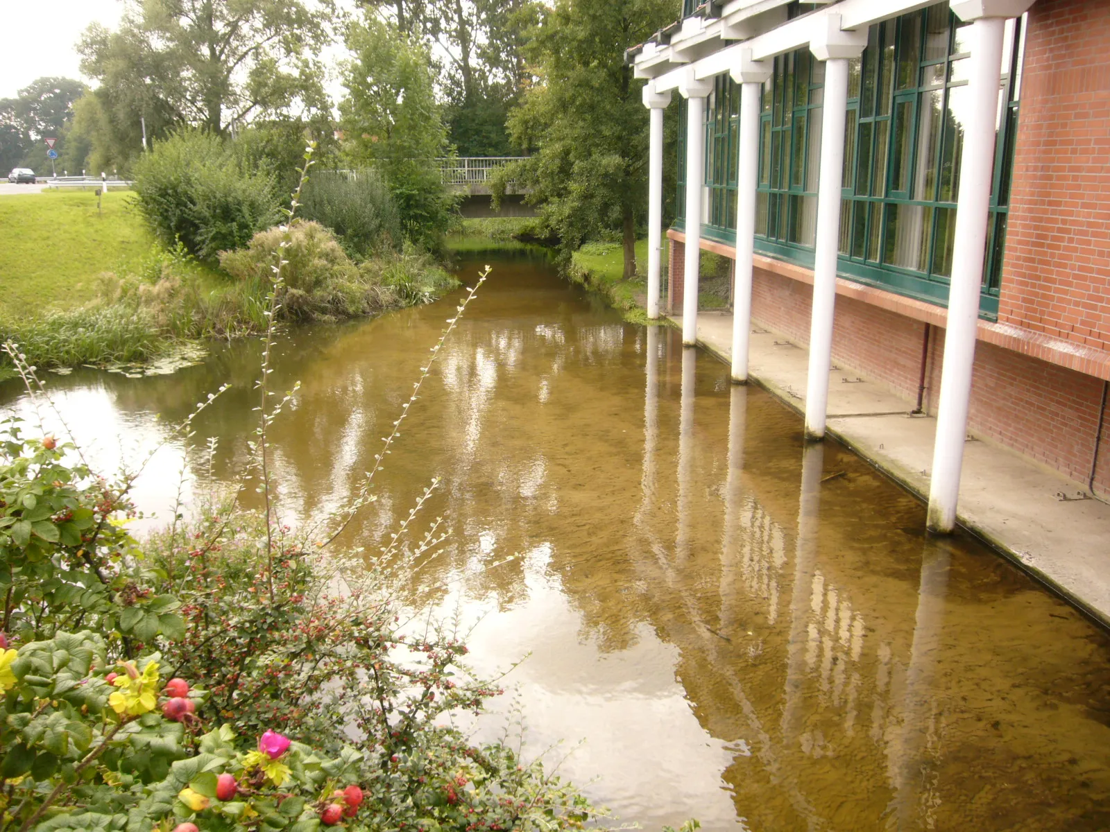 Photo showing: Bach Hehlenriede am Rathaus von Isenbüttel