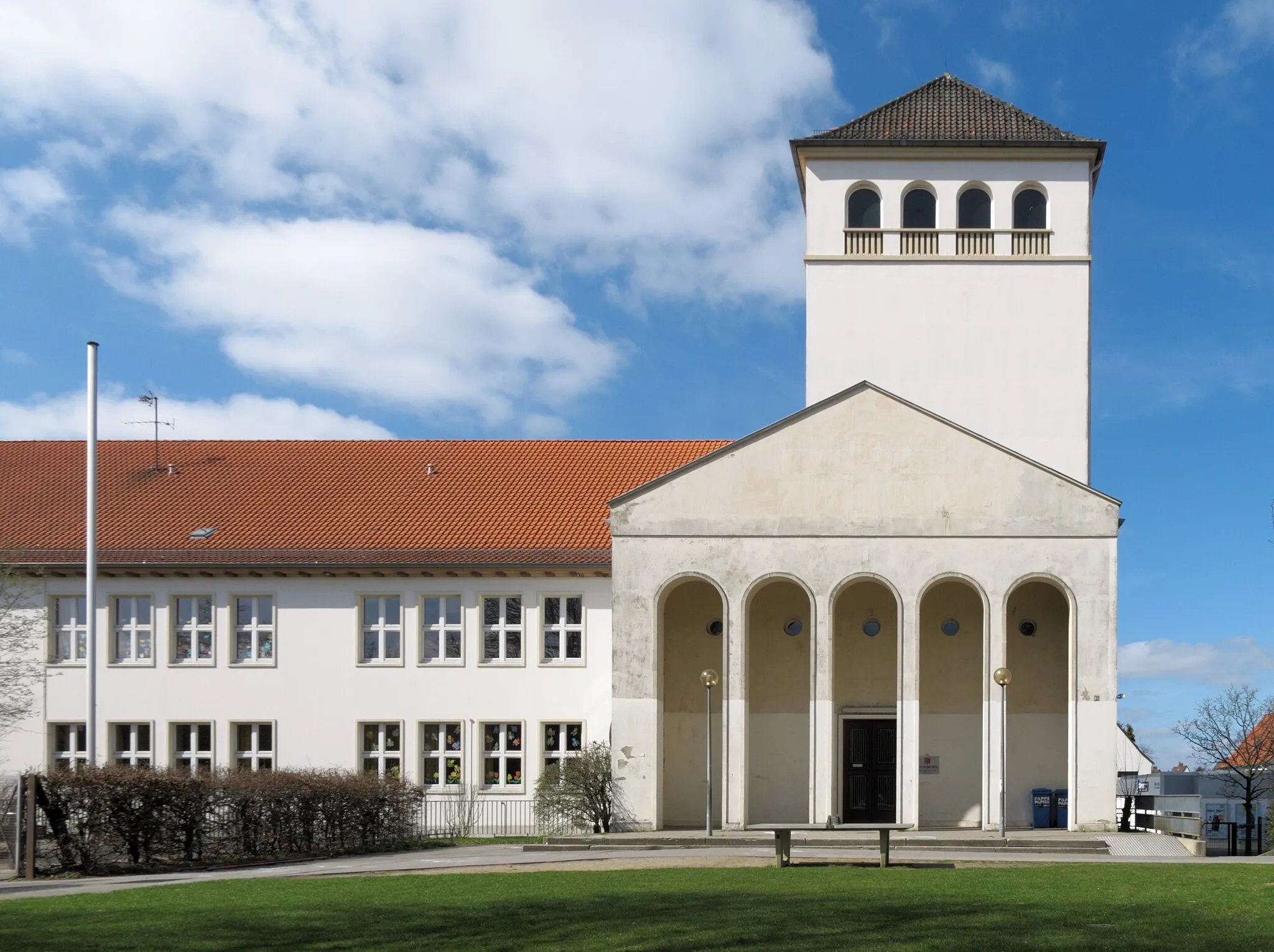 Photo showing: Braunschweig Lehndorf, Aufbauhaus mit Turm und "Ehrenhalle"