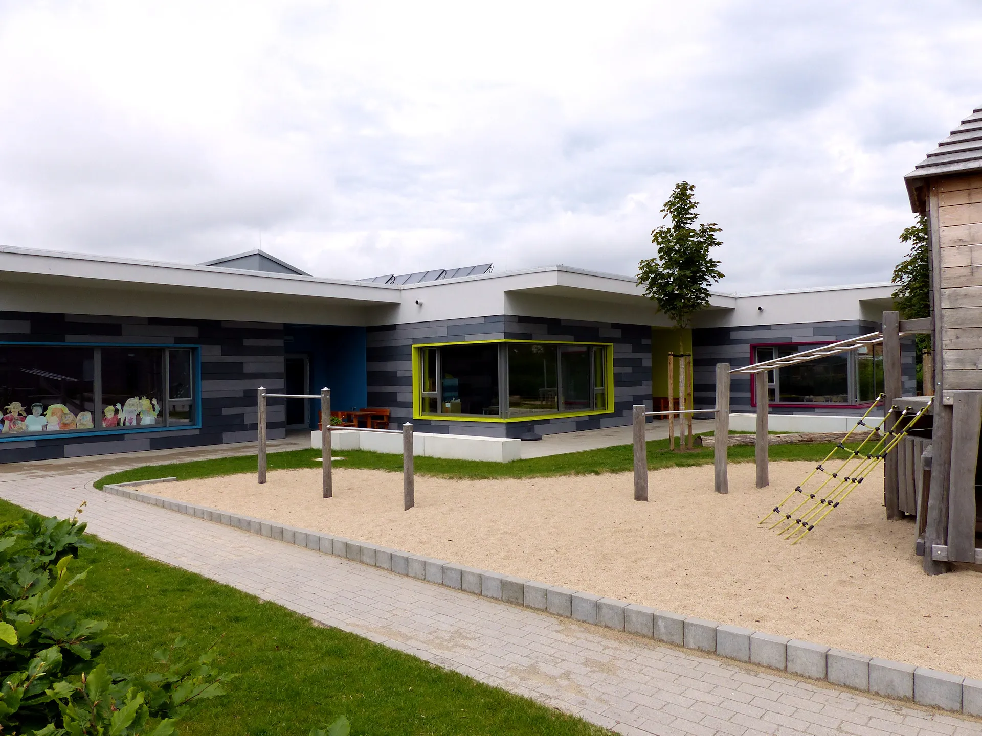 Photo showing: Blick auf die Freifläche und die Gruppenräume der Kindertagesstätte Leiferde