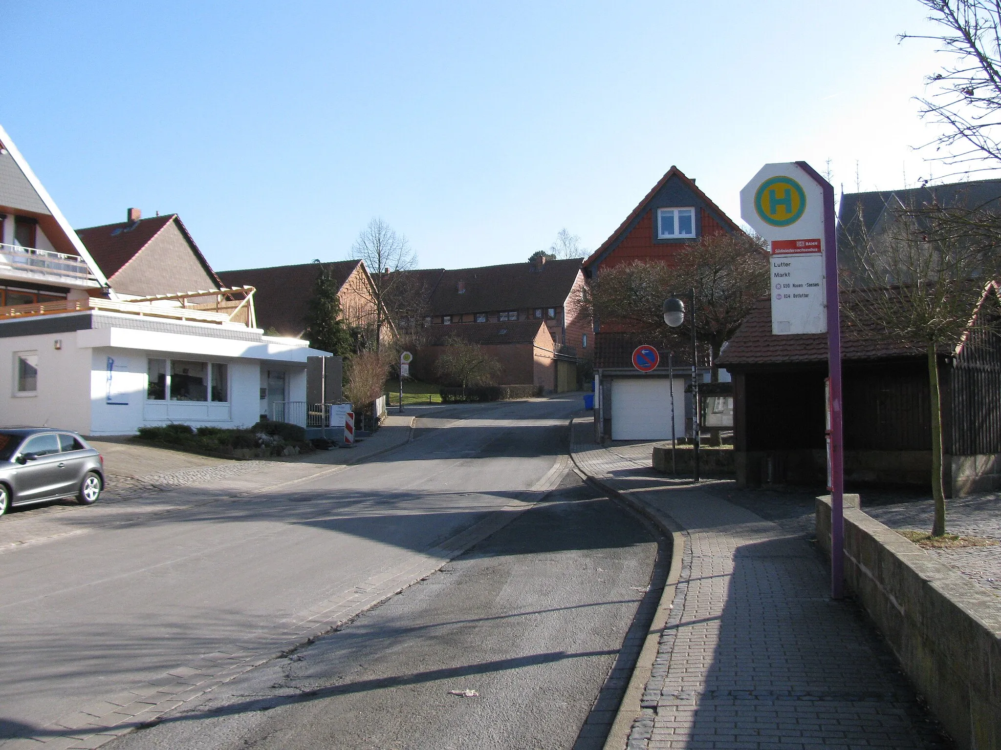 Photo showing: die Bushaltestelle Markt oder Marktplatz in Lutter am Barenberge, am Haltestellenpfahl ist die Haltestelle als Lutter Markt bezeichnet