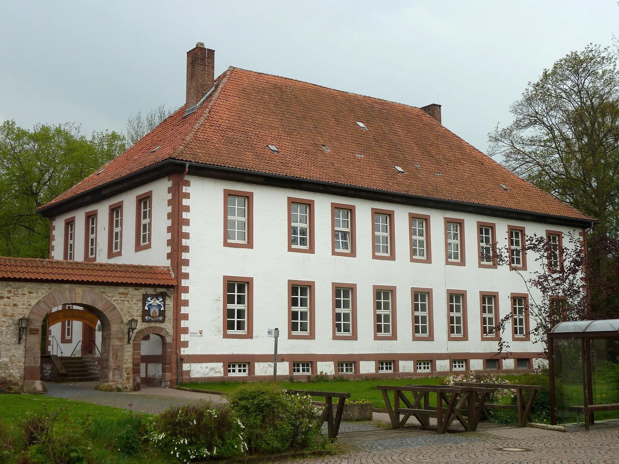 Photo showing: Ehemaliges Amtshaus in Moringen, Landkreis Northeim, Südniedersachsen. Erbaut 1721 anstelle des Wohnturms der mittelalterlichen Burganlage, zunächst als Amtshaus genutzt, von 1852 bis 1973 Amtsgericht, seit 1975 Rathaus von Moringen