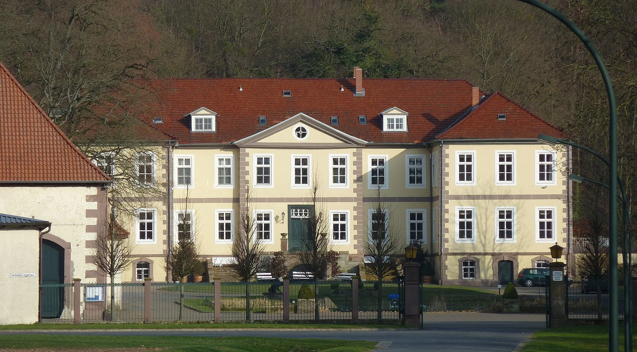 Photo showing: Westansicht des Schlosses Hardenberg (Vorderhaus) bei Nörten-Hardenberg, erbaut 1701-1710 durch Georg Sigismund Schmidt